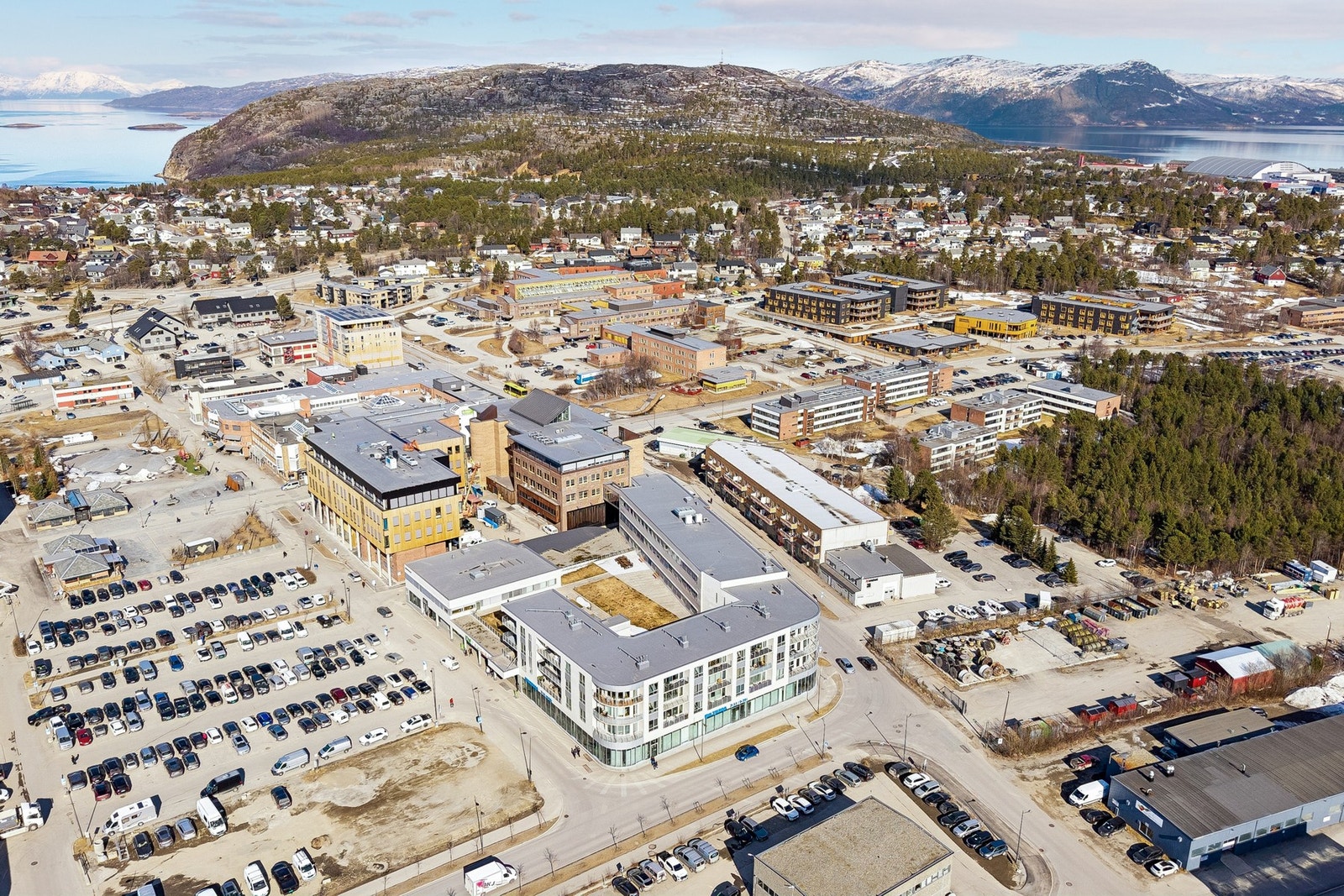 Heis i bygget og det medfølger 1 parkeringsplass i felles garasjekjeller Galleribilde