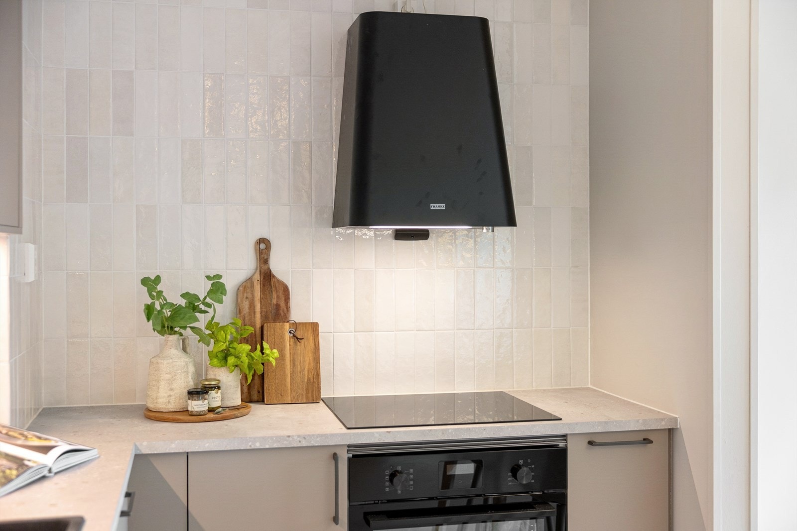 Det er installert waterguard og komfyrvakt, samt ventilator med kullfilter over kokeplass. Galleribilde