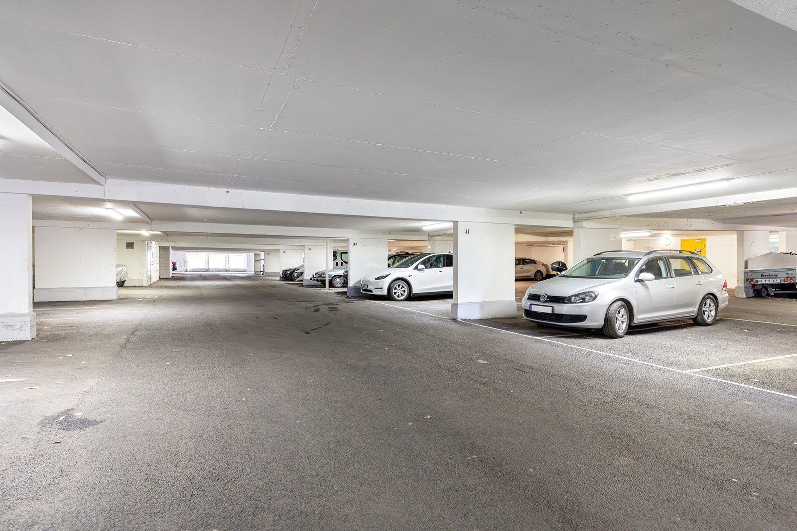 Det medfølger ikke garasje- eller biloppstillingsplass til leiligheten, men dette kan leies. Leie er kr 400,- per måned for beboere i Hauketovn 16. Galleribilde