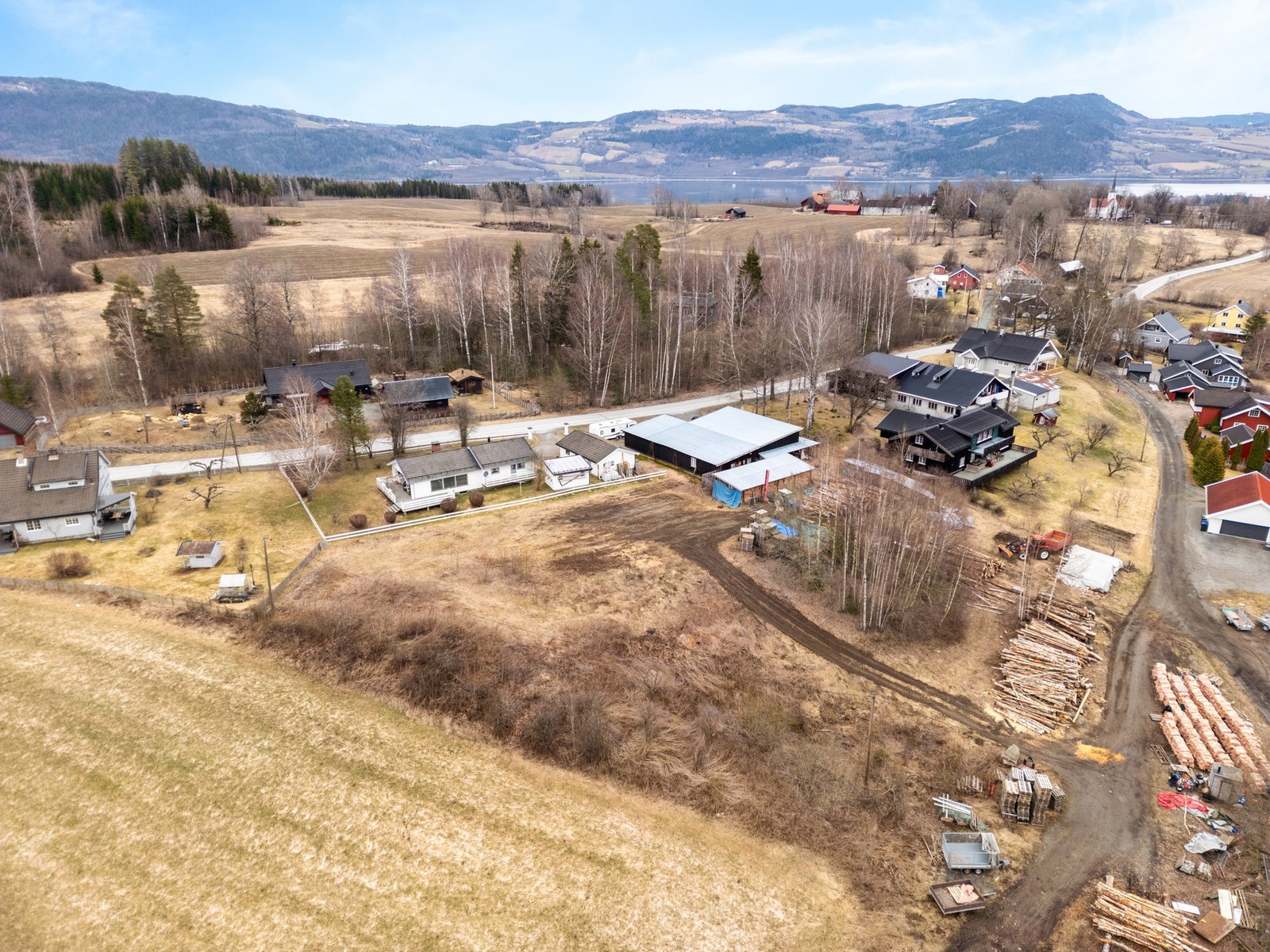 Tomta ligger som en avstikker via privat veg fra Øverbydsvegen - noen hundre meter ovenfor Biri Kirke og Sigstad Gård. Galleribilde