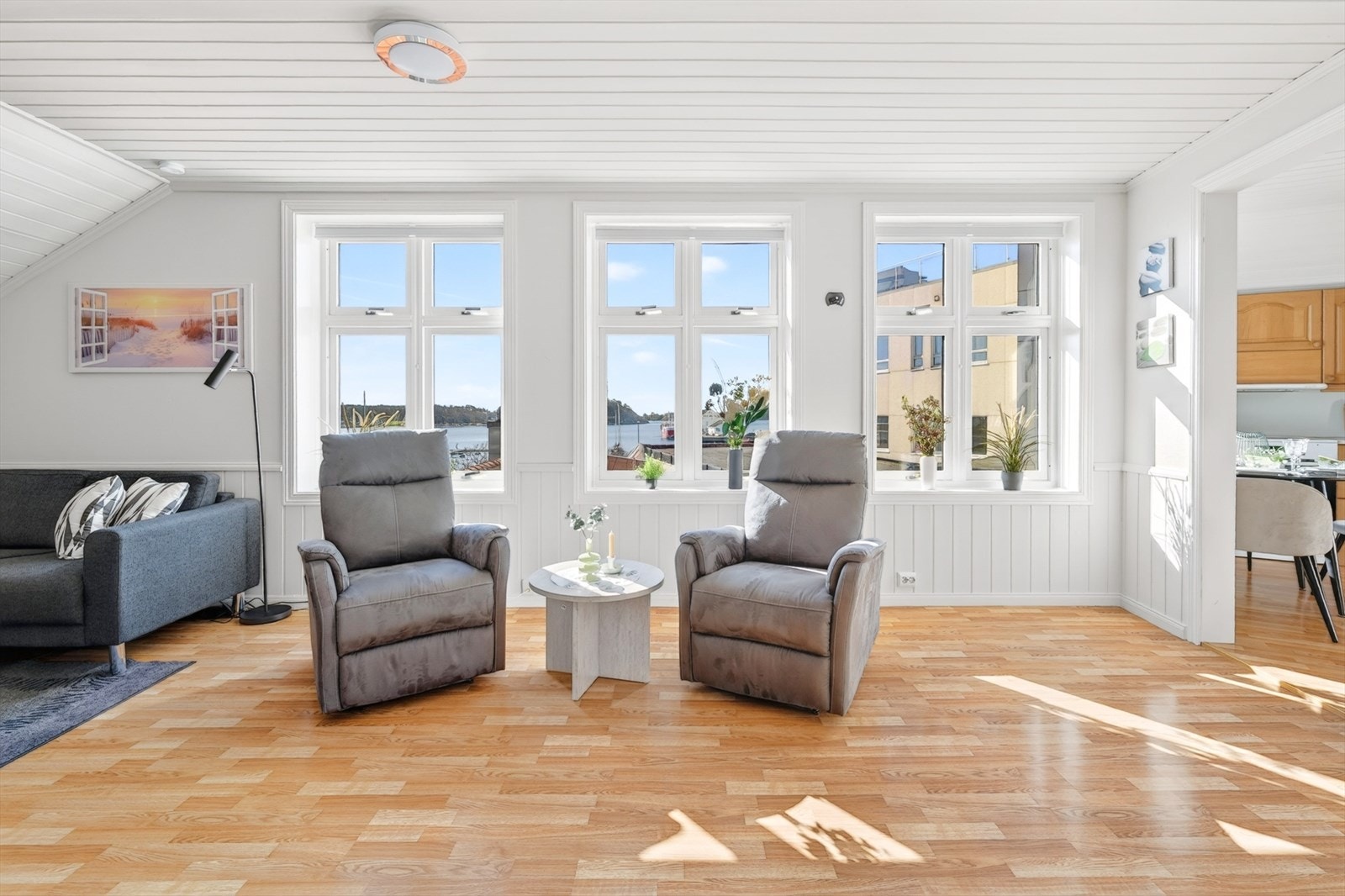 Nydelig utsikt fra stuen mot sjøen og gjestehavn Galleribilde