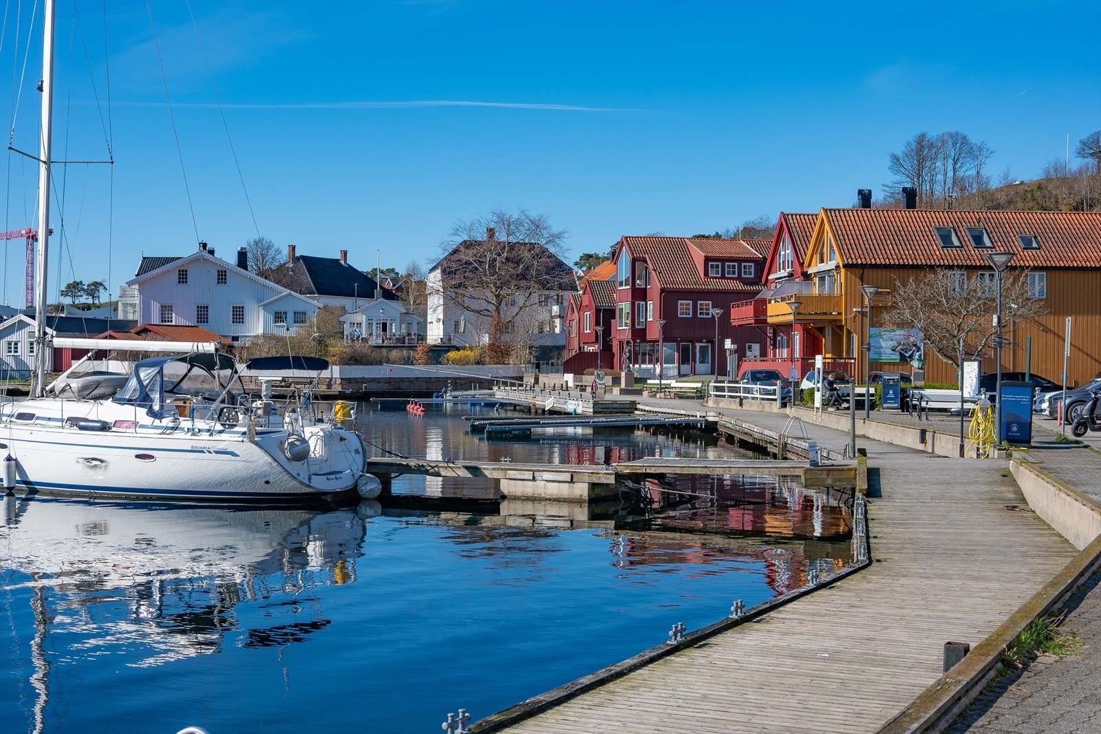 Bryggepromenaden ligger like foran leiligheten Galleribilde
