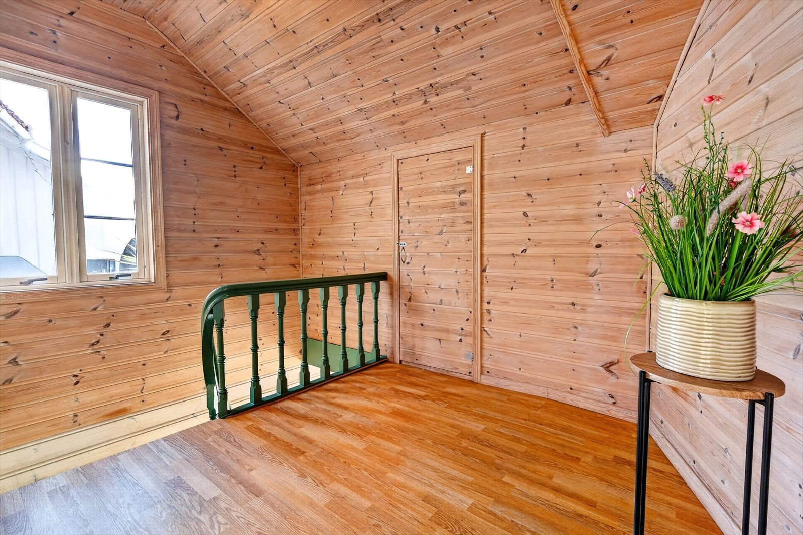 Inngangsparti fra felles oppgang. Det medfølger en bod like ved leiligheten Galleribilde