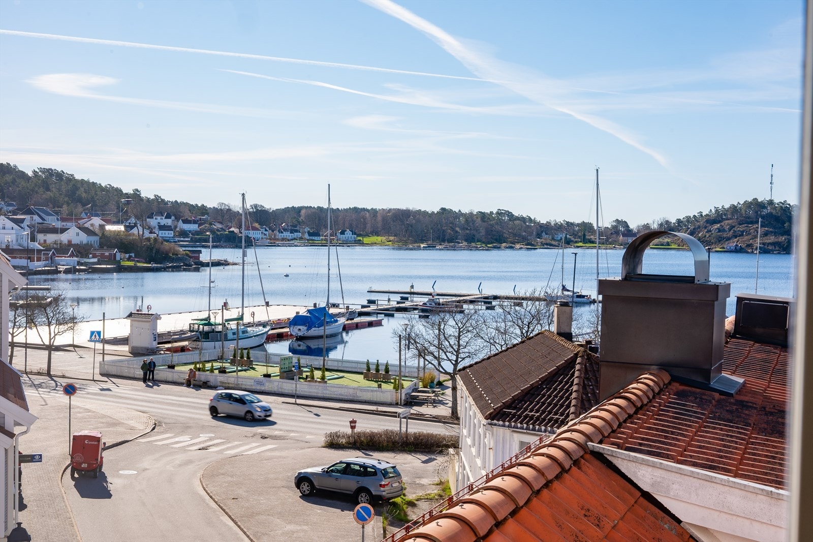 Det er flott utsikt mot gjestehavn og promenade (innzoomet bilde) Galleribilde