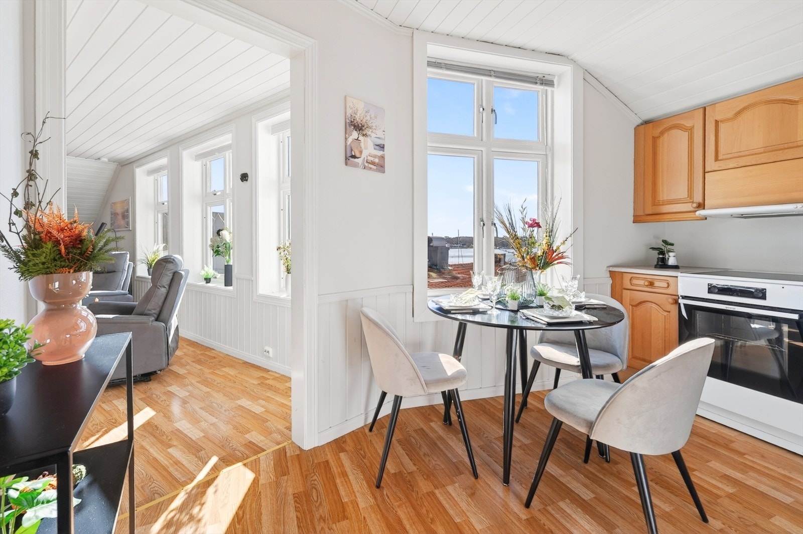 Delvis åpen løsning mot stuen Galleribilde