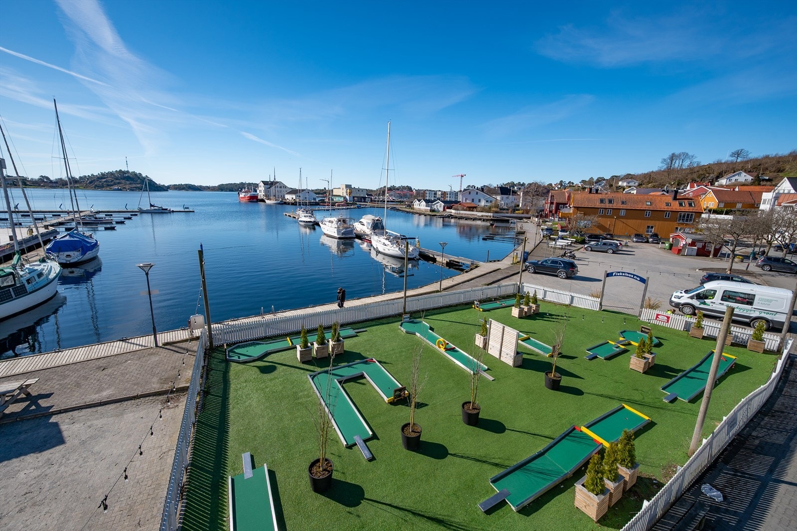 Her finner man blant annet byens beste pølser hos Nottos og minigolfbane! Galleribilde