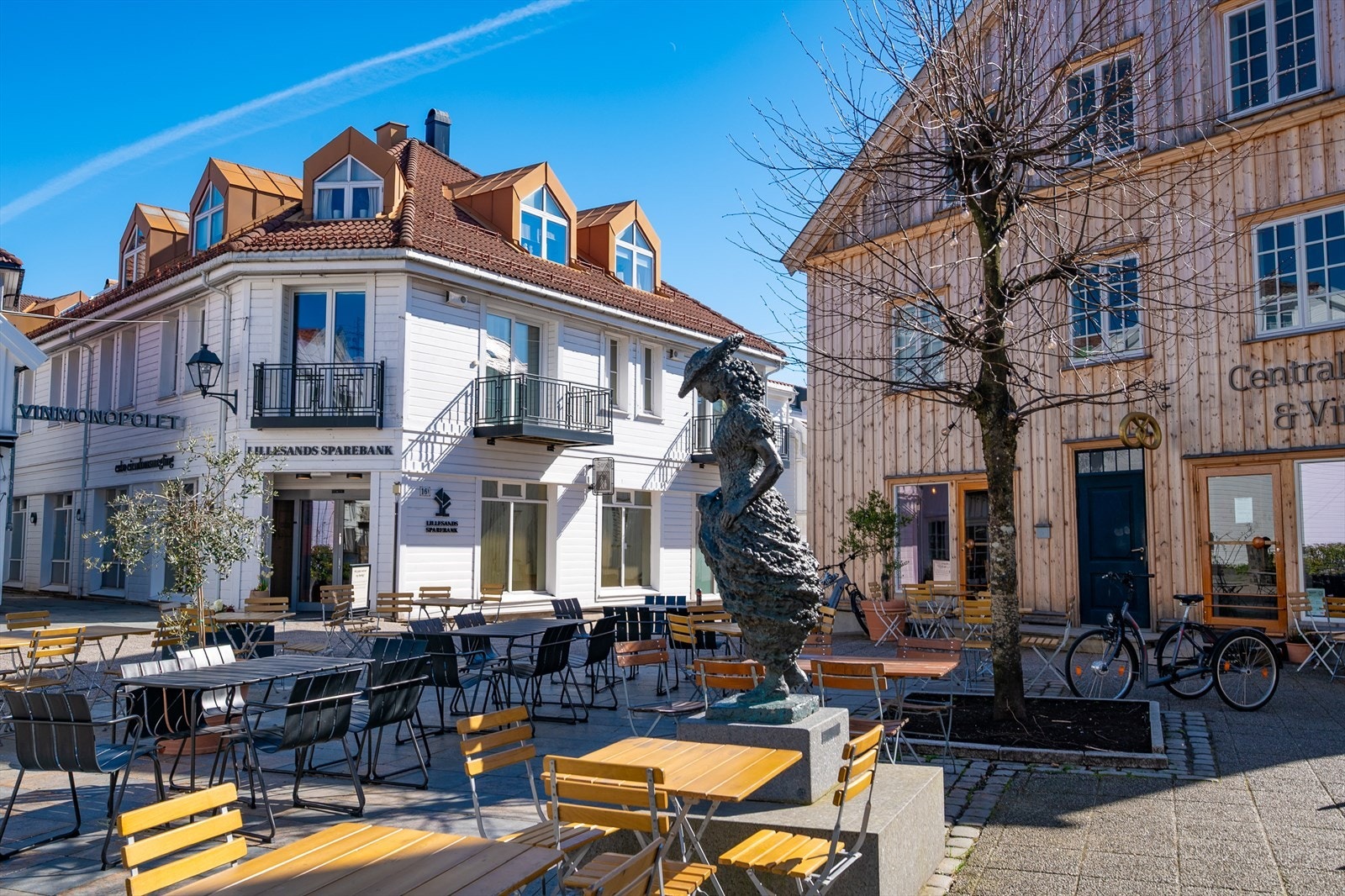 I umiddelbar nærhet har man flere kafeer og restauranter, samt uteservering Galleribilde