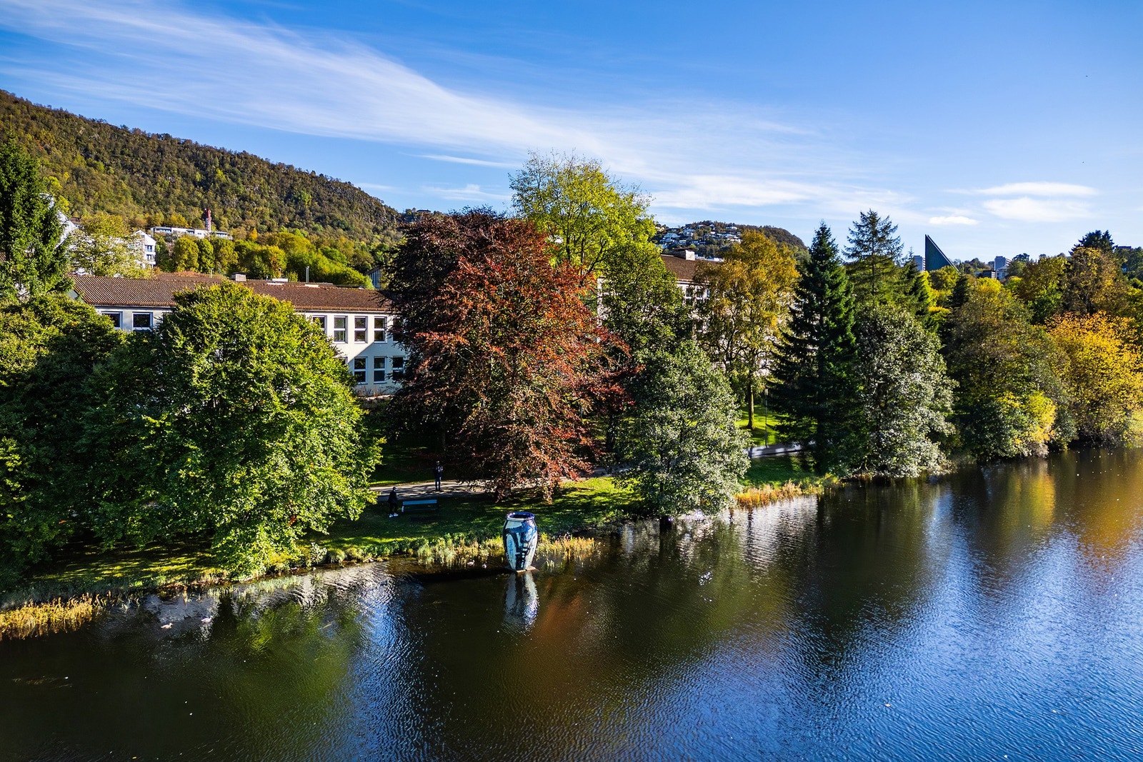 I nærheten finner du blant annet Tveitevannet, Leaparken og flere turstier, samt gode muligheter for fjellturer på Ulriken. Galleribilde