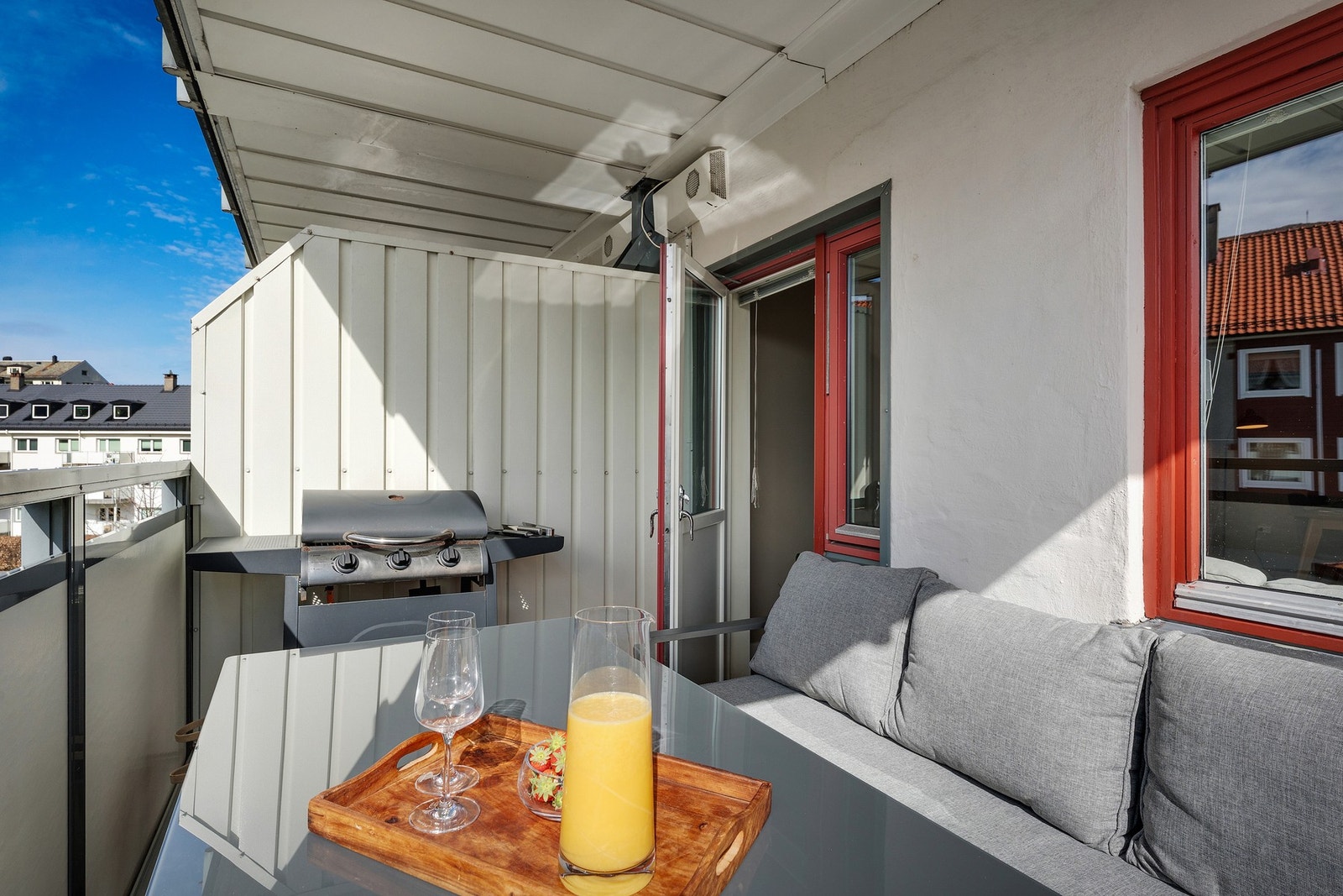 Balkongen har plass til både grill og sittegruppe. Galleribilde
