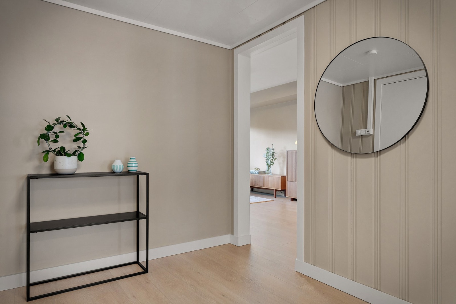 Inngangspartiet er romslig med god plass til garderobe, oppheng og skohylle. Galleribilde