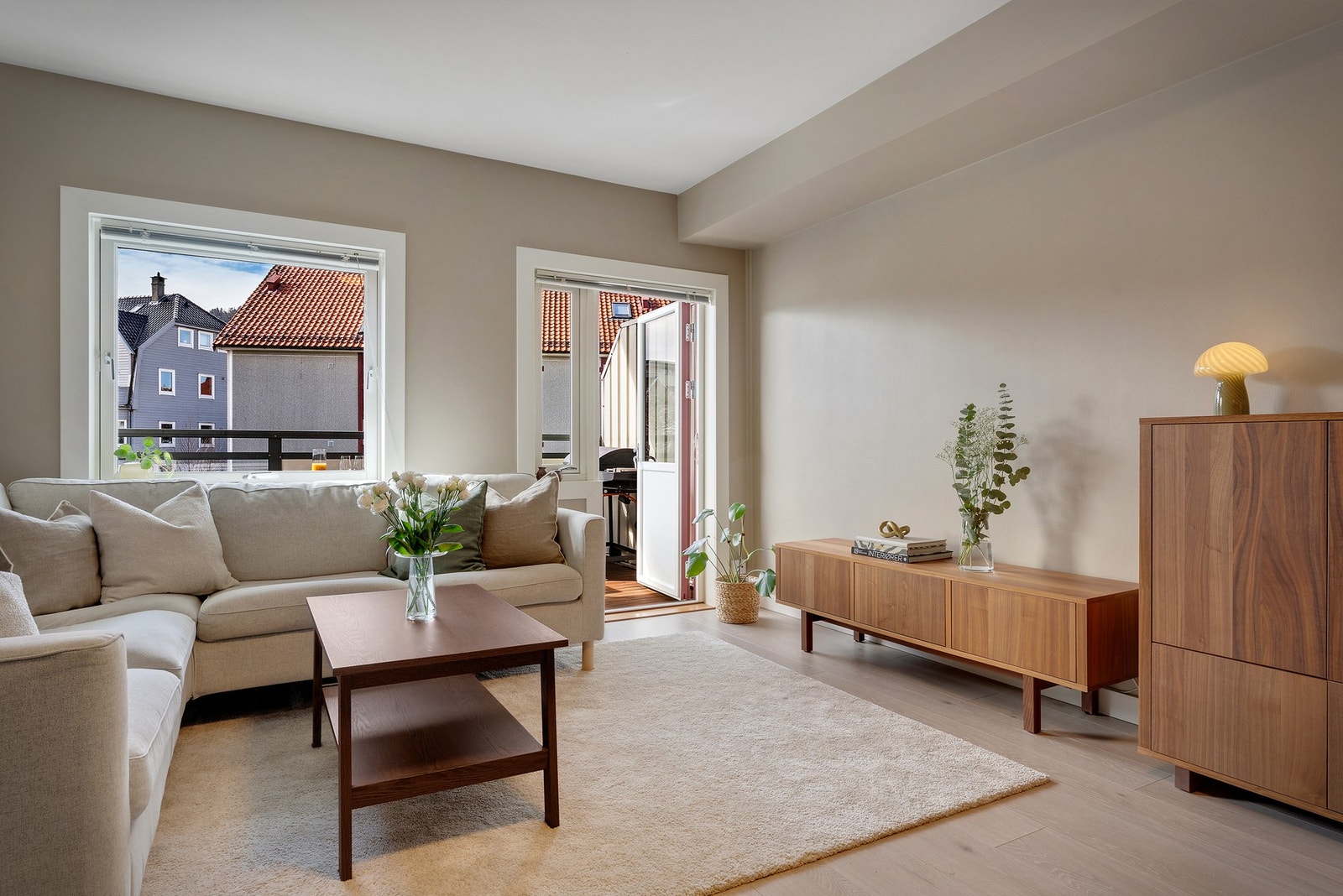 Stuen er romslig med god plass til sofa, tv-benk og spisegruppe. Galleribilde