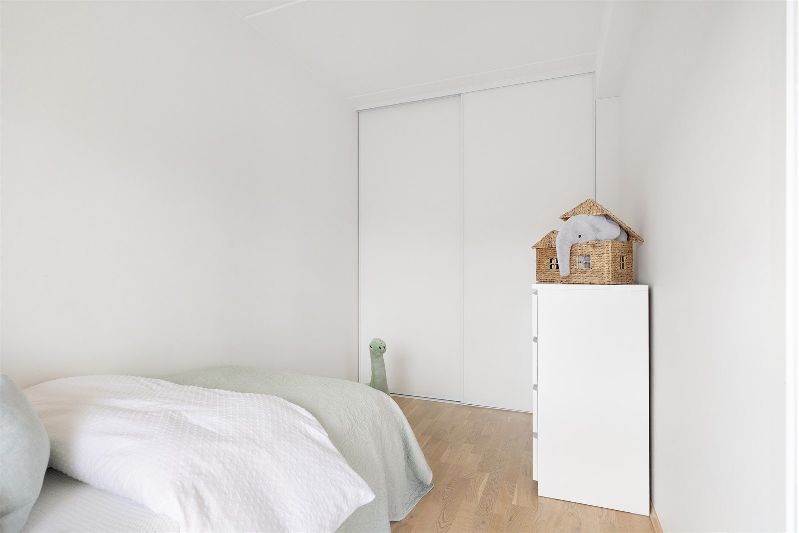 Rommet er allsidig og egner seg godt som barnerom, gjesterom eller hjemmekontor - tilpasset ulike behov. I tillegg er det gode oppbevaringsmuligheter i en romslig skyvedørsgarderobe. Galleribilde