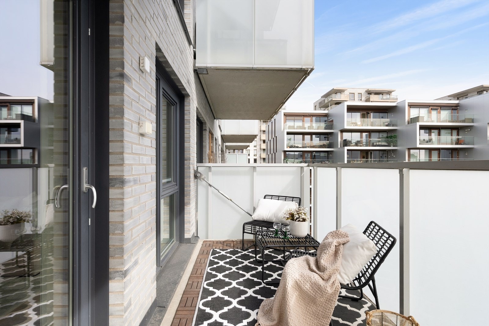 I vår- og sommerhalvåret blir balkongen en naturlig forlengelse av stuen, perfekt for hyggelige stunder med familie og venner. Galleribilde