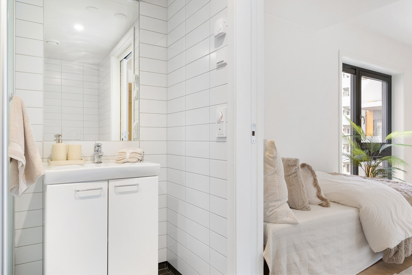 Badet er innredet med vegghengt toalett, dusjhjørne med vegger/dør i herdet glass, samt servant med tilhørende skap, speil og belysning. Det er opplegg for vaskemaskin. Galleribilde