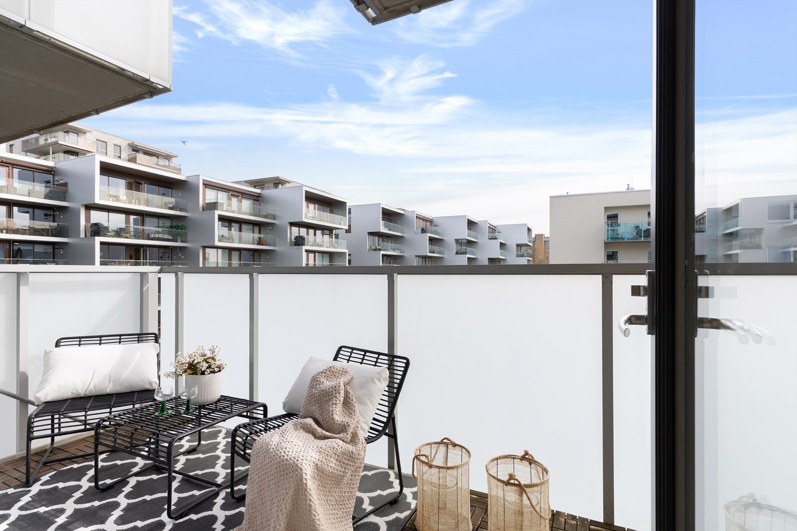 Fra stuen er det utgang til en hyggelig, sydvendt balkong på ca. 7,5 kvm med gode solforhold. Galleribilde