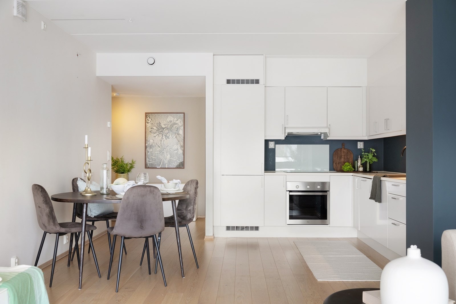 Innredningen har slette fronter og laminat benkeplate med integrert oppvaskkum og ettgreps blandebatteri. Galleribilde