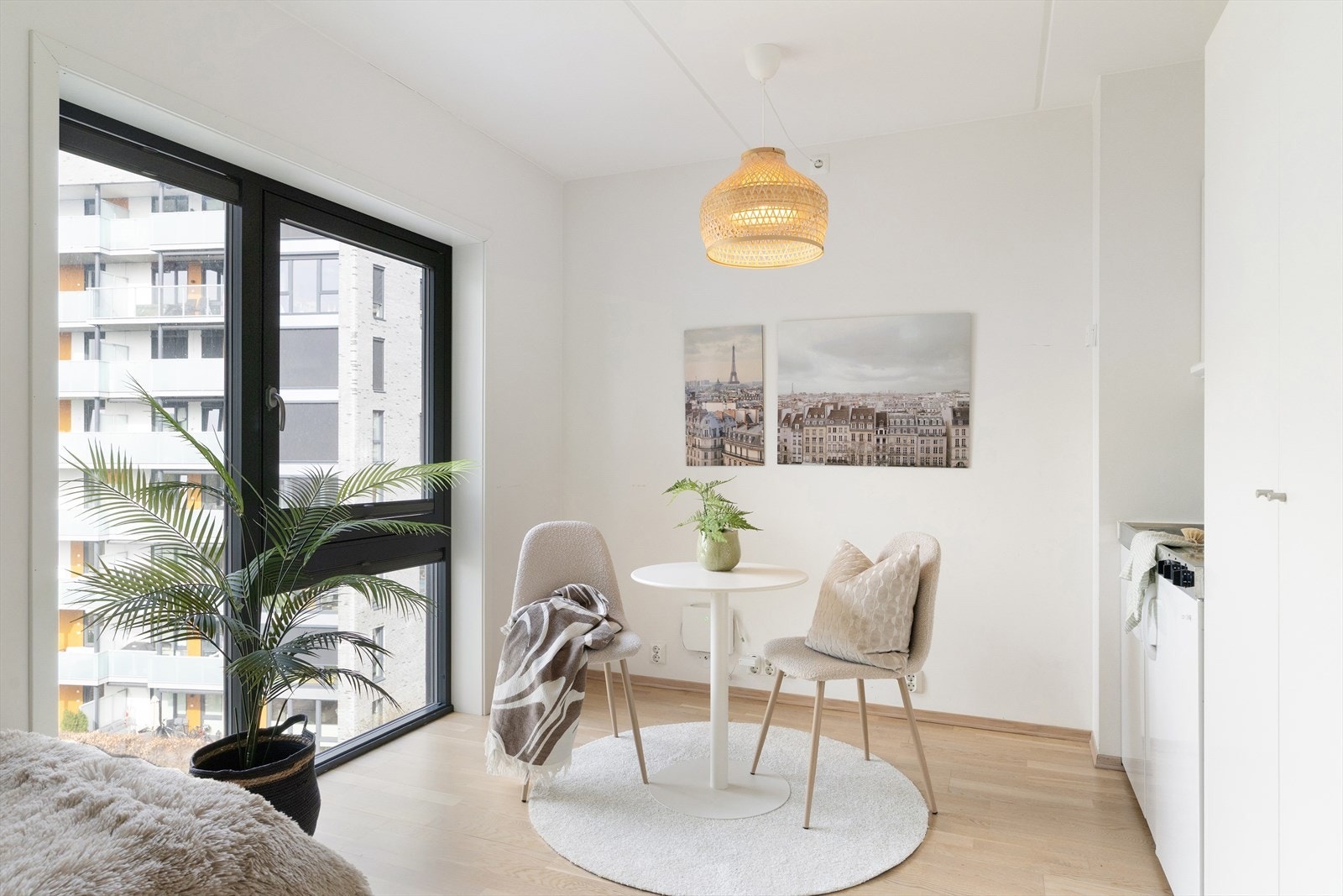 Gulvet er belagt med flott parkett, og overflatene er malt i behagelige og lyse fargetoner. Galleribilde