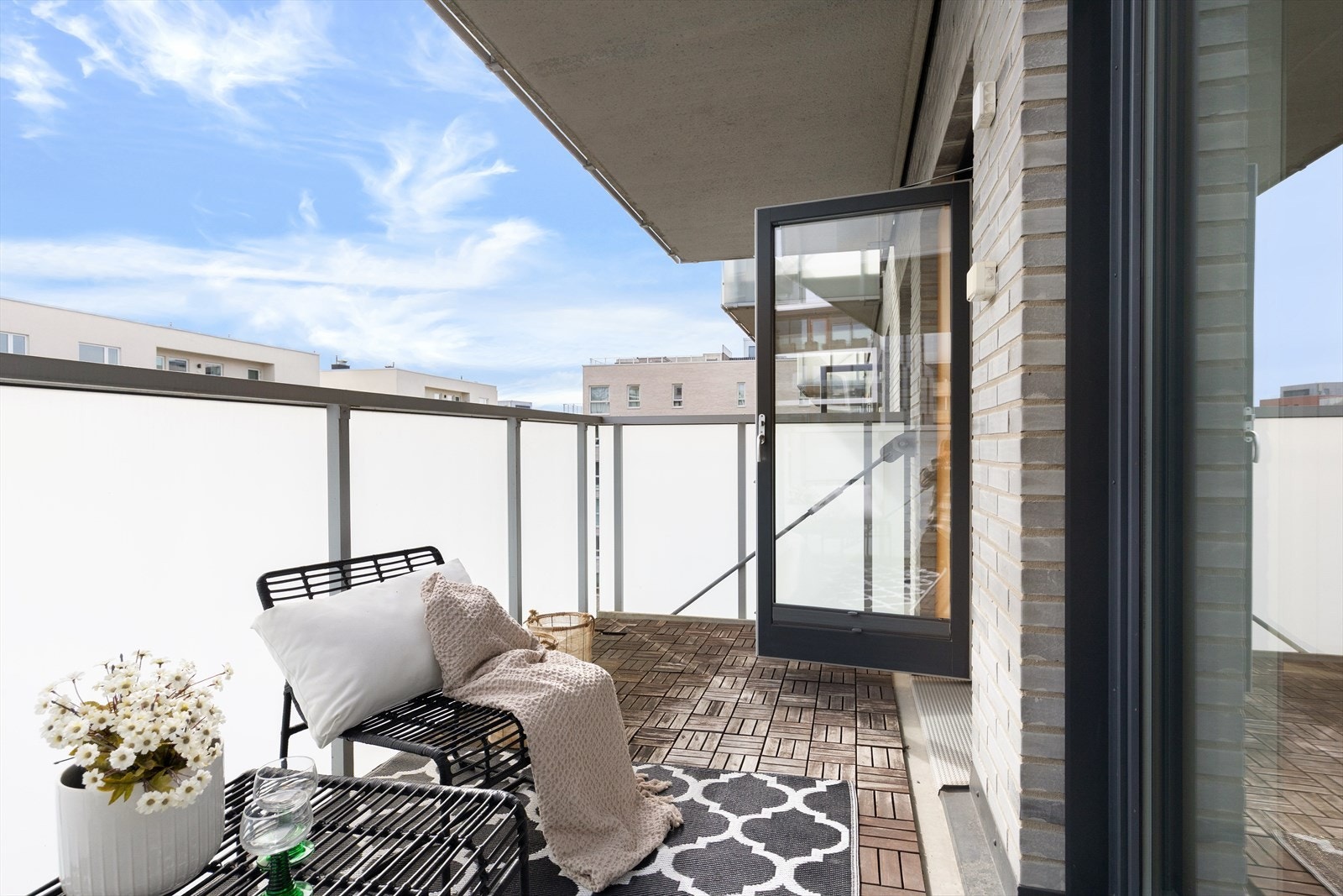 Balkongen har god solforhold og god plass til sittegruppe. Galleribilde