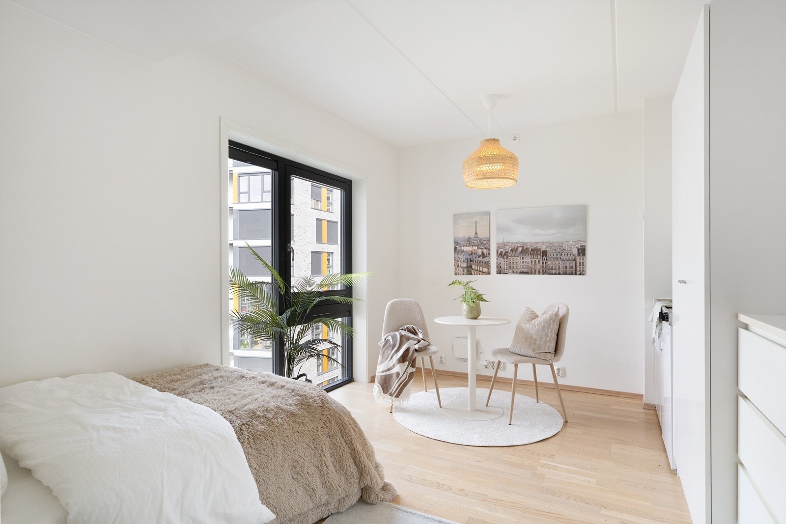 Hybeldelen er utstyrt med vannbåren gulvvarme og balansert ventilasjon, som gir et behagelig inneklima. Galleribilde