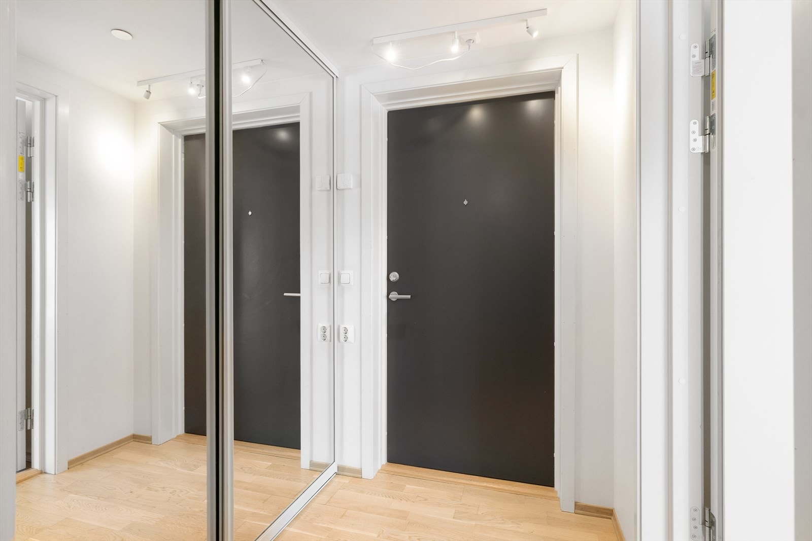 Hoveddelen og hybeldelen er forbundet via en felles gang, som gir praktisk adkomst mellom de to områdene. Her er det også en romslig skyvedørsgarderobe med speilfronter. Galleribilde