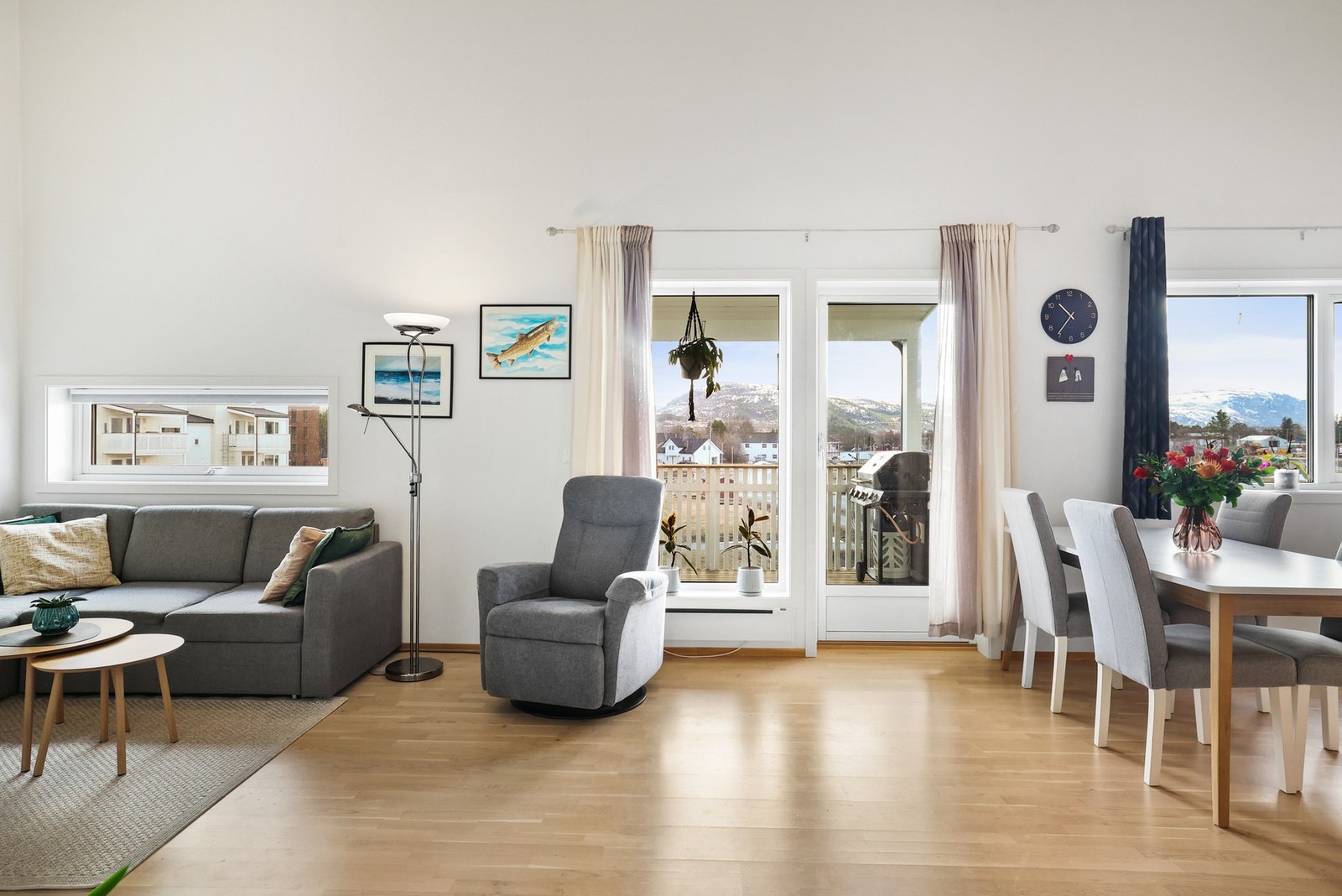 Fra stue er det utgang til en trivelig balkong. Galleribilde