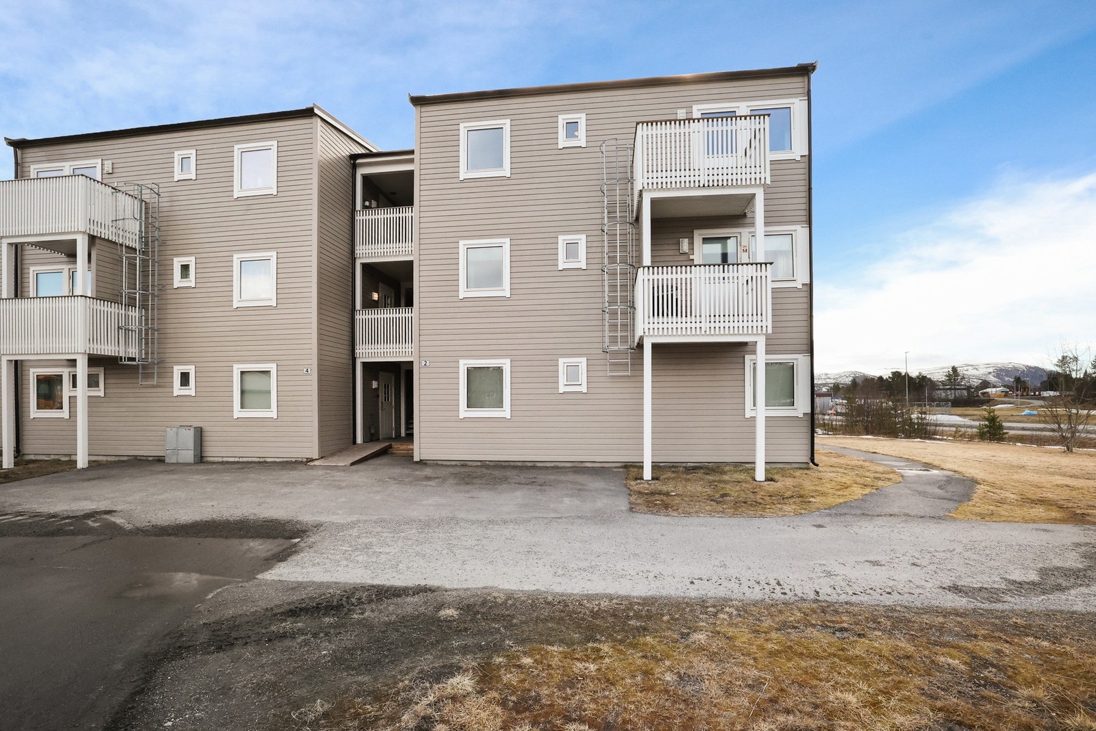 Leiligheten har en attraktiv og barnevennlig beliggenhet i det etablerte boligområdet Aronnes Hageby i Alta. Galleribilde