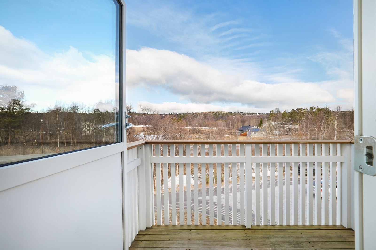 Fra hovedsoverommet er det utgang til en trivelig balkong. Galleribilde
