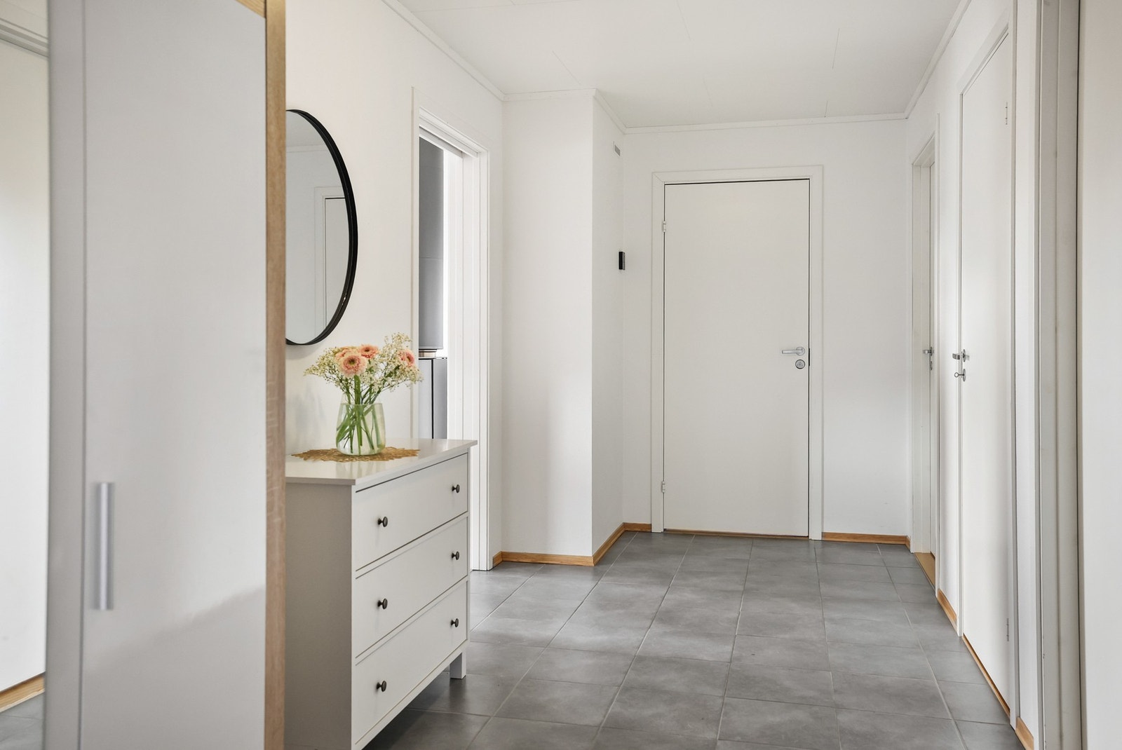 Her er det god plass til diverse oppbevaringsmøblement. Galleribilde