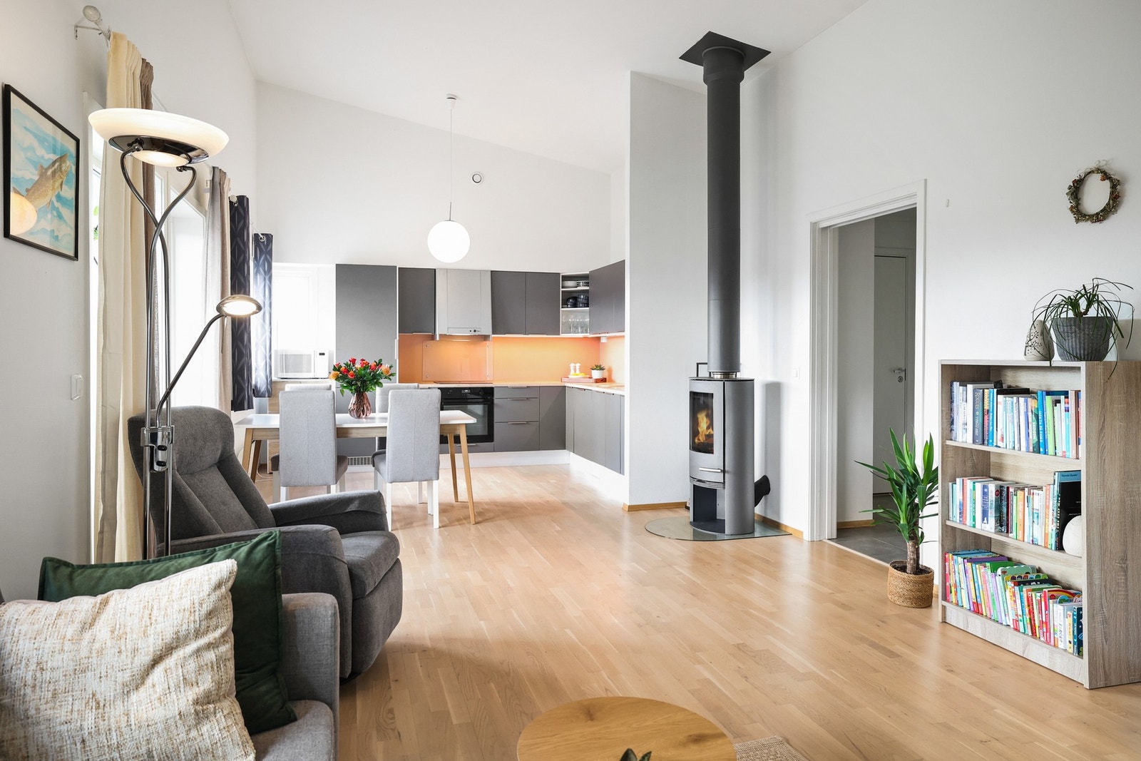 Det er god plass til en sofagruppe og TV med tilhørende møblement, i tillegg til annet ønsket møblement. Galleribilde