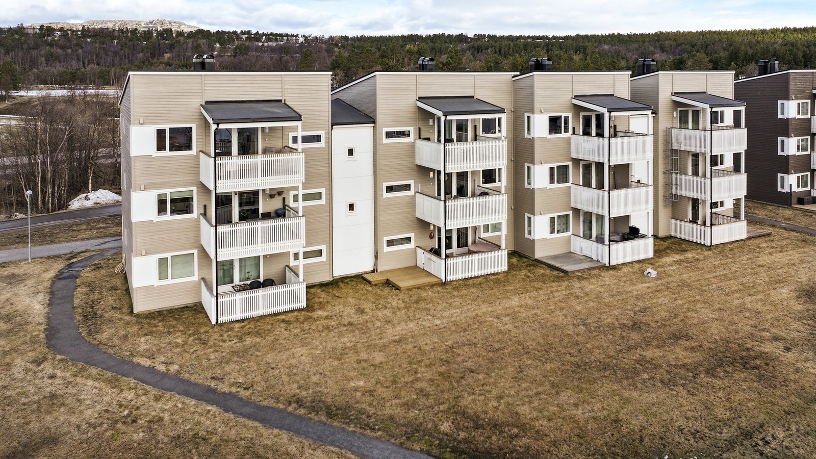 Området er kjent for å være rolig og familieorientert, med en utmerket balanse mellom nærhet til natur og sentrale servicetilbud. Galleribilde