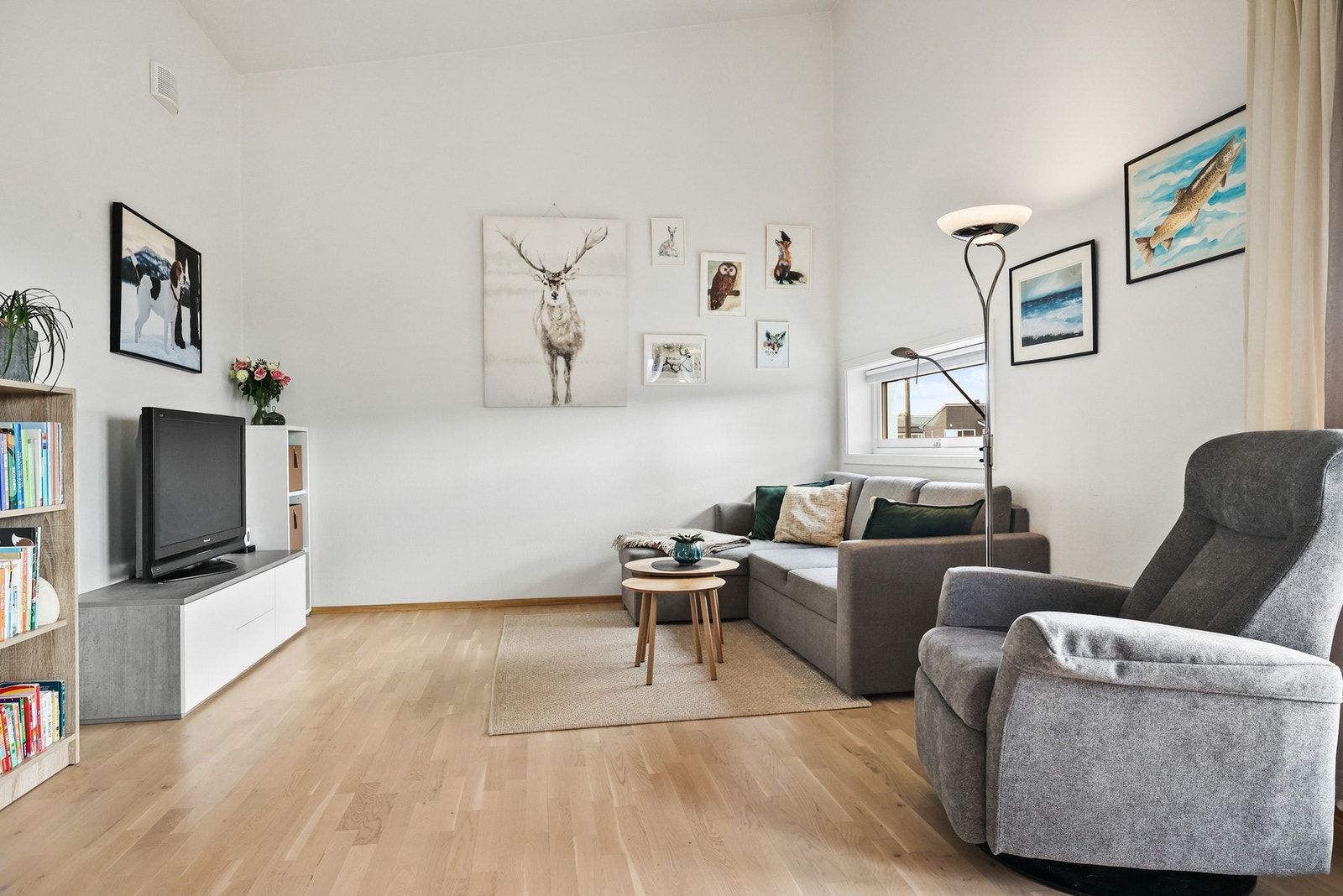 Leiligheten har en flott stue med god takhøyde. Galleribilde