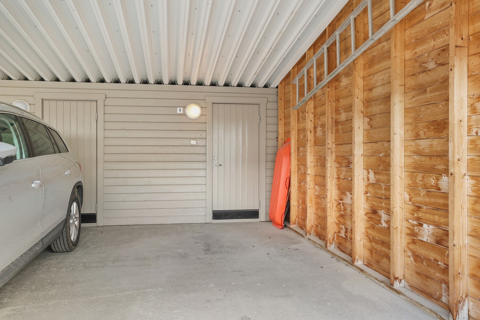 Det medfølger egen parkering i carport. Galleribilde