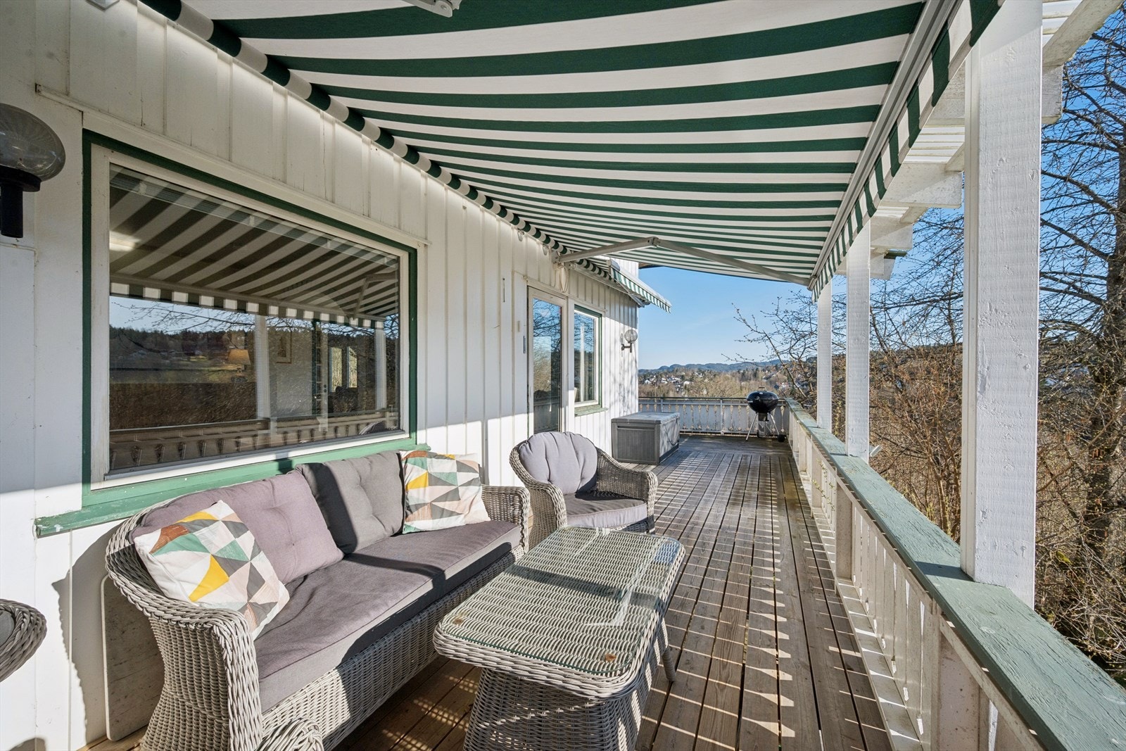 Det er god plass til ønsket utemøblement. Galleribilde