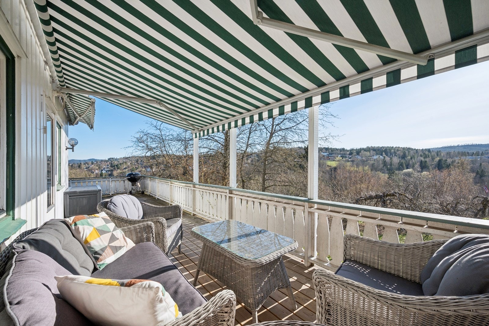 Solrik terrasse med utgang fra stue. Galleribilde