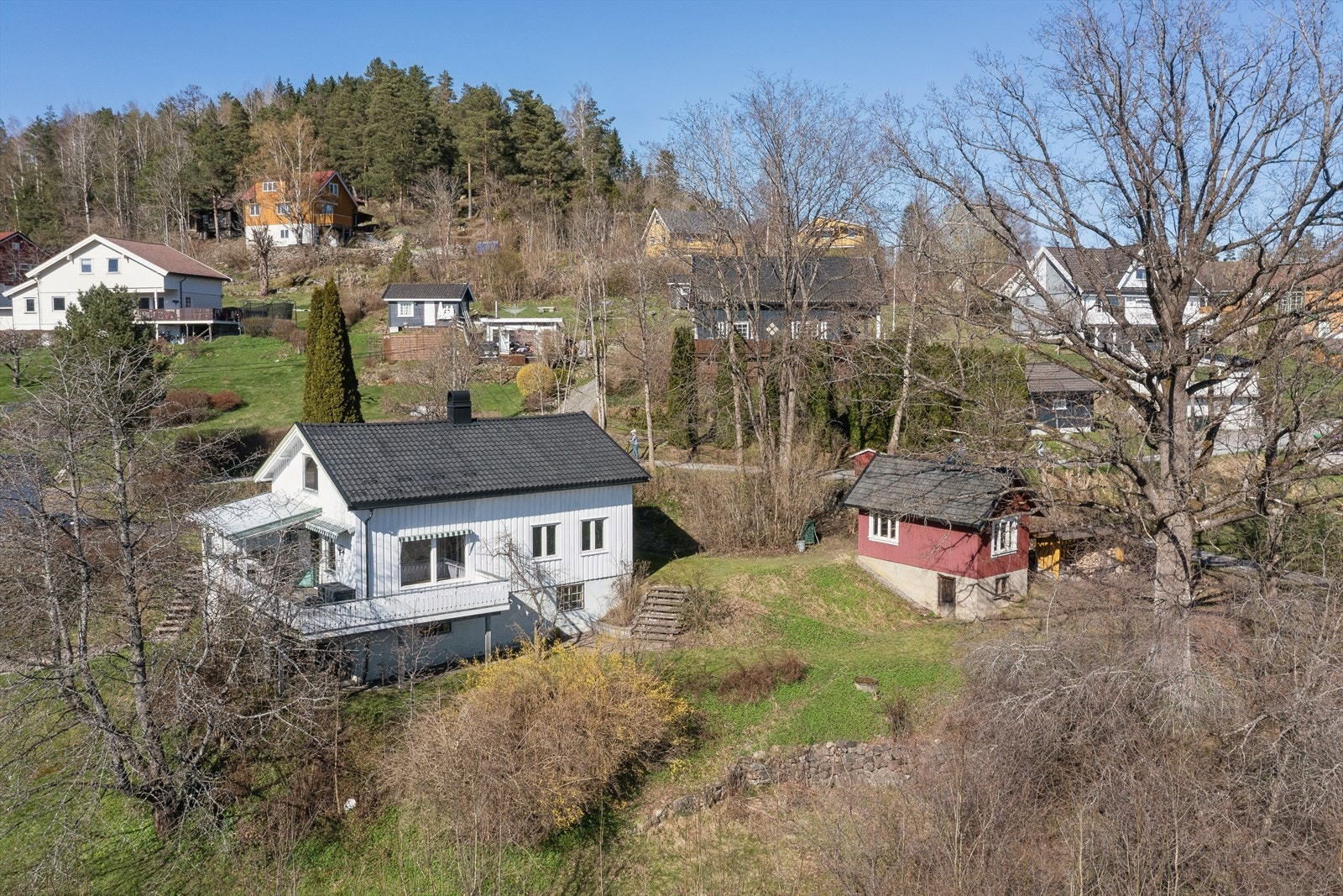 Eneboligen ligger fredelig til i et barnevennlig område med flotte solforhold gjennom hele dagen i Åros. Galleribilde
