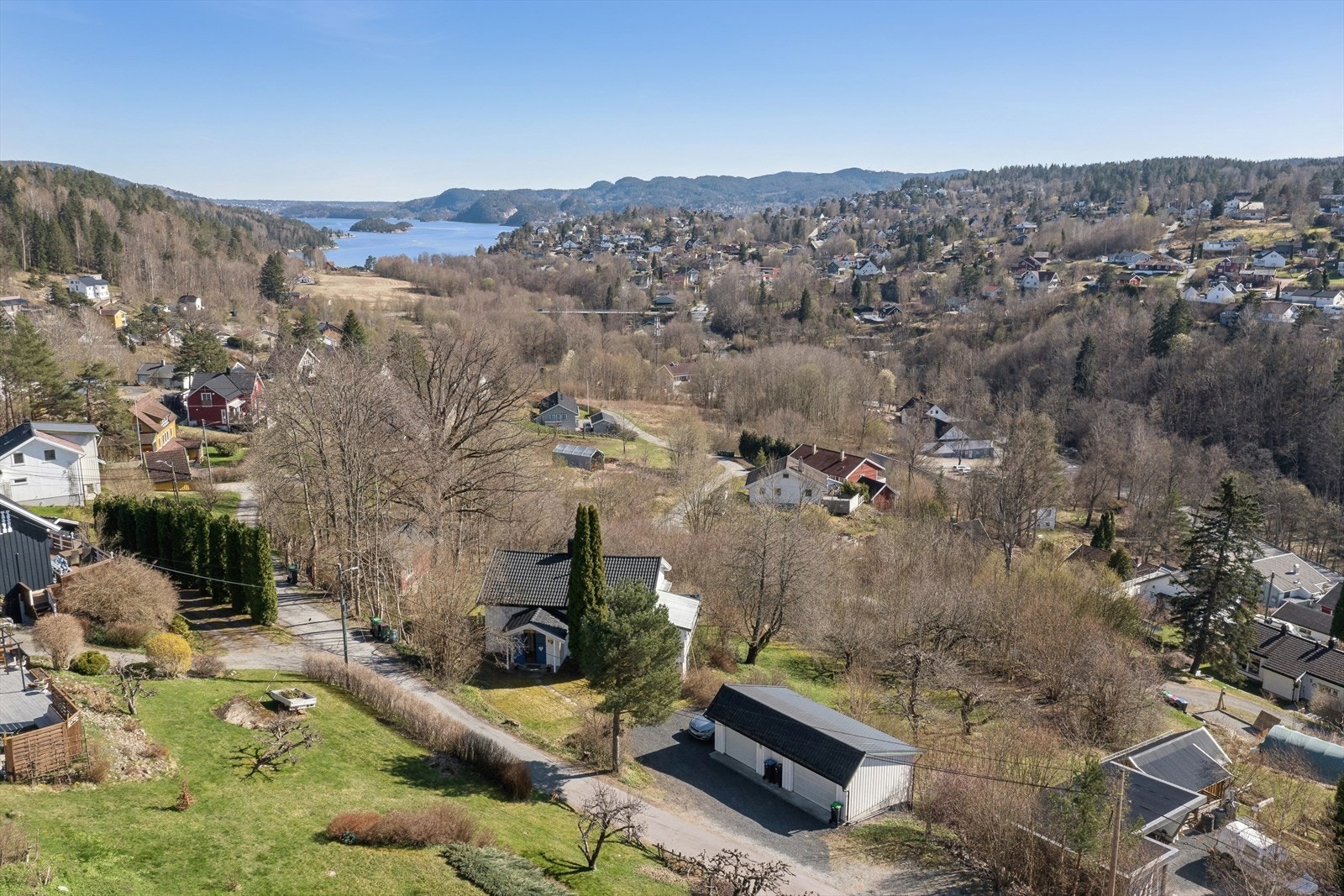 Kjøyafaret 9 ligger høyt og fritt til med super utsikt over nærområdet i et særdeles idyllisk og rolig område. Galleribilde