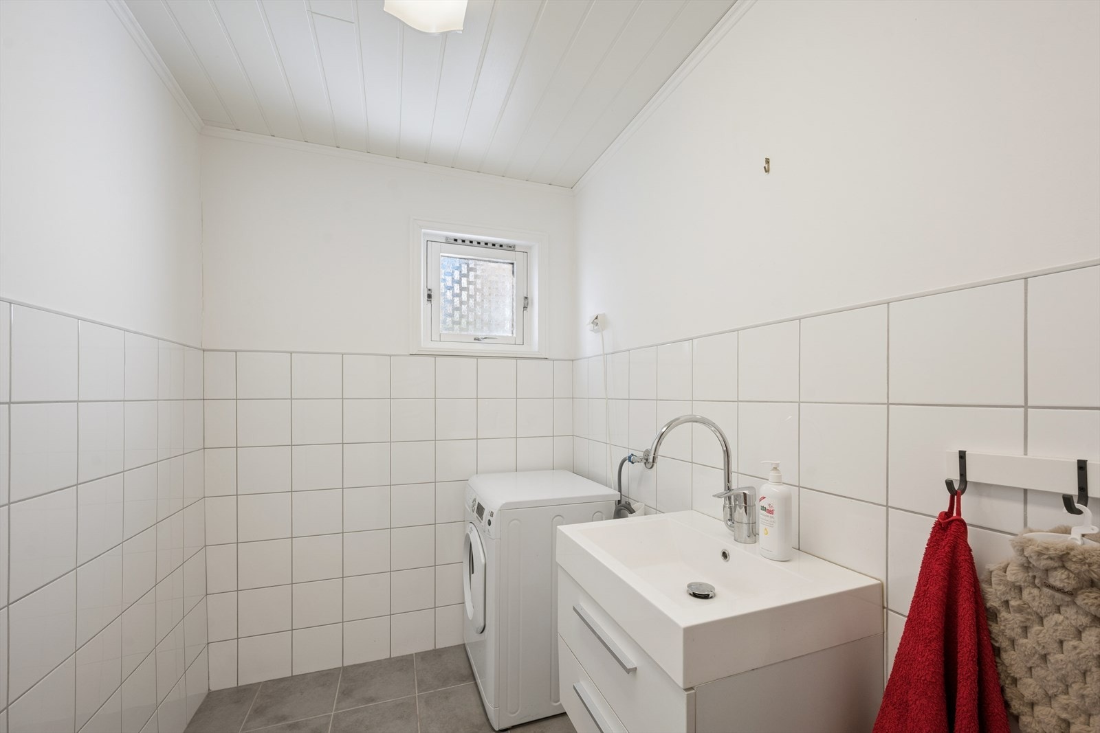 Separat vaskerom med opplegg til vaskemaskin. Galleribilde