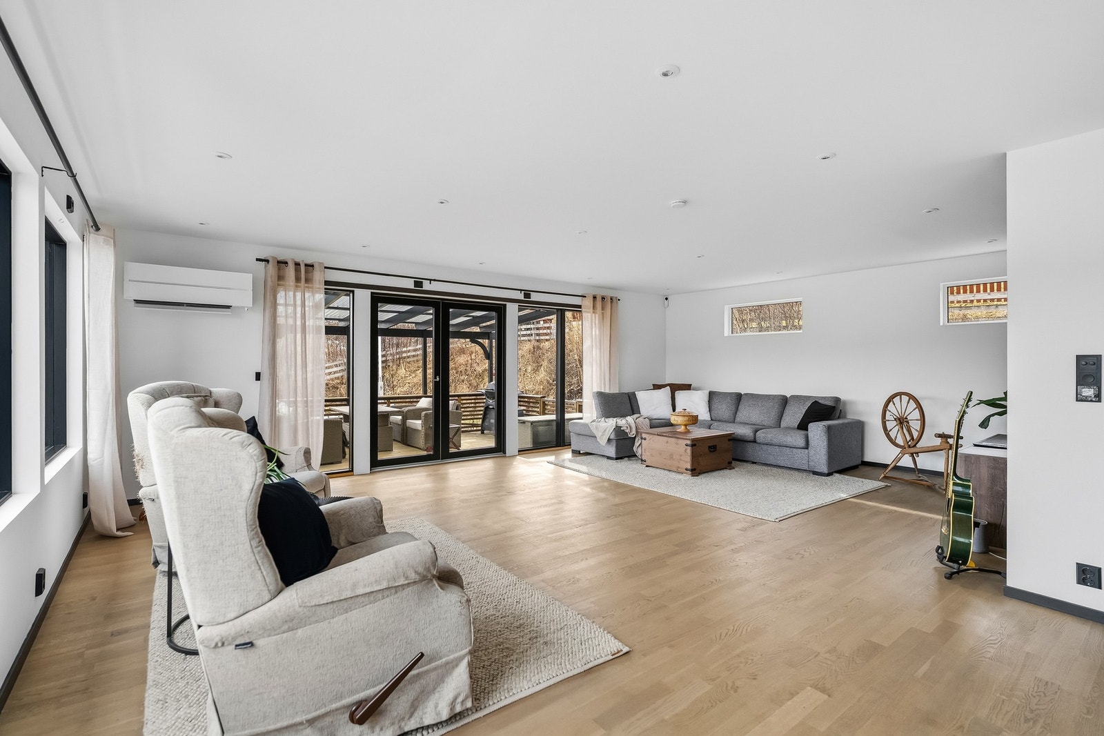 Store vindusflater slipper inn rikelig med naturlig lys og bidrar til en lys og luftig romfølelse. Galleribilde