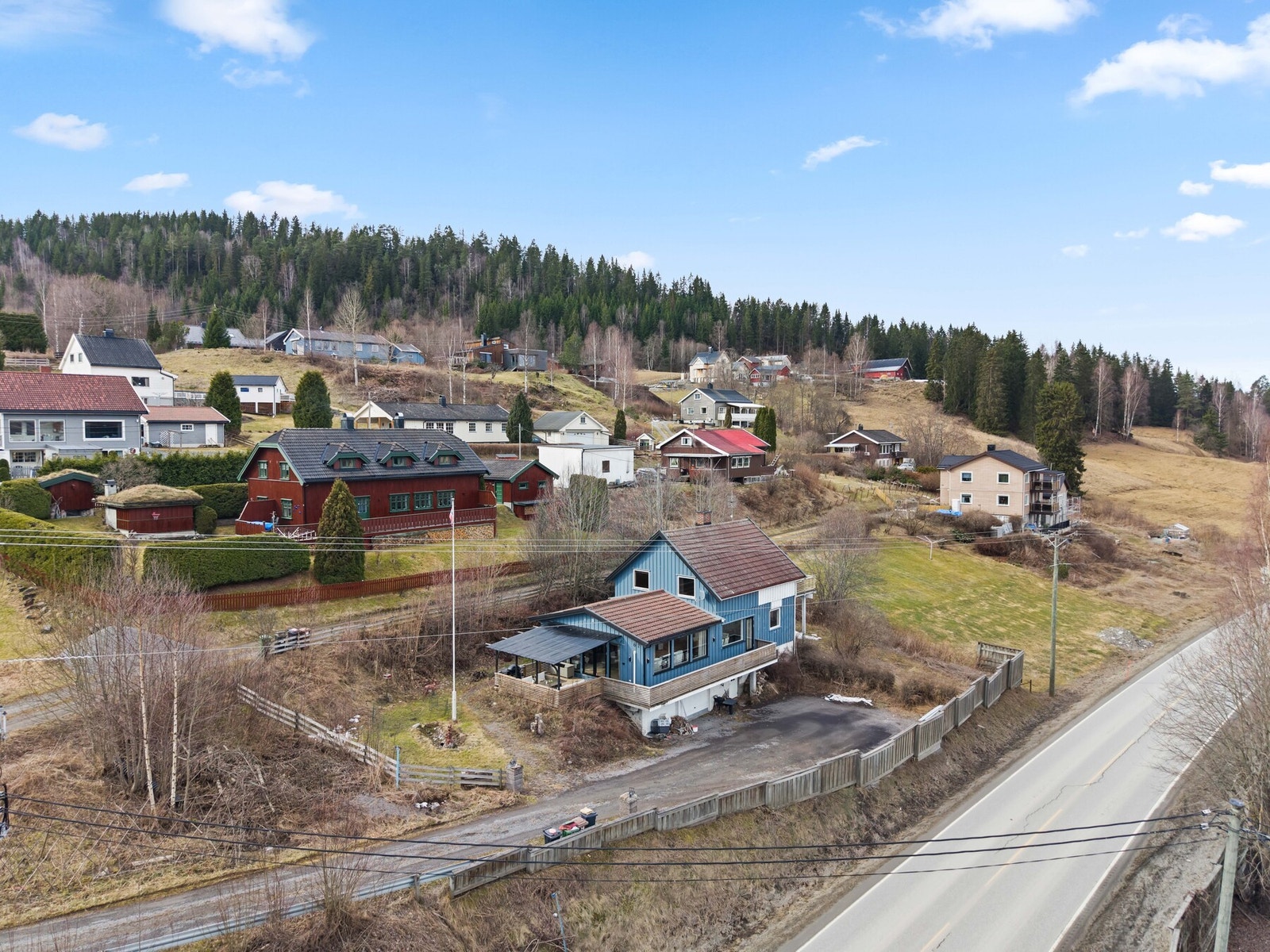 Brandbu er et hyggelig og rolig tettsted som bl.a. kan by på butikker, dagligvare, restauranter, treningssenter, fotballbane, kino m.m. Galleribilde