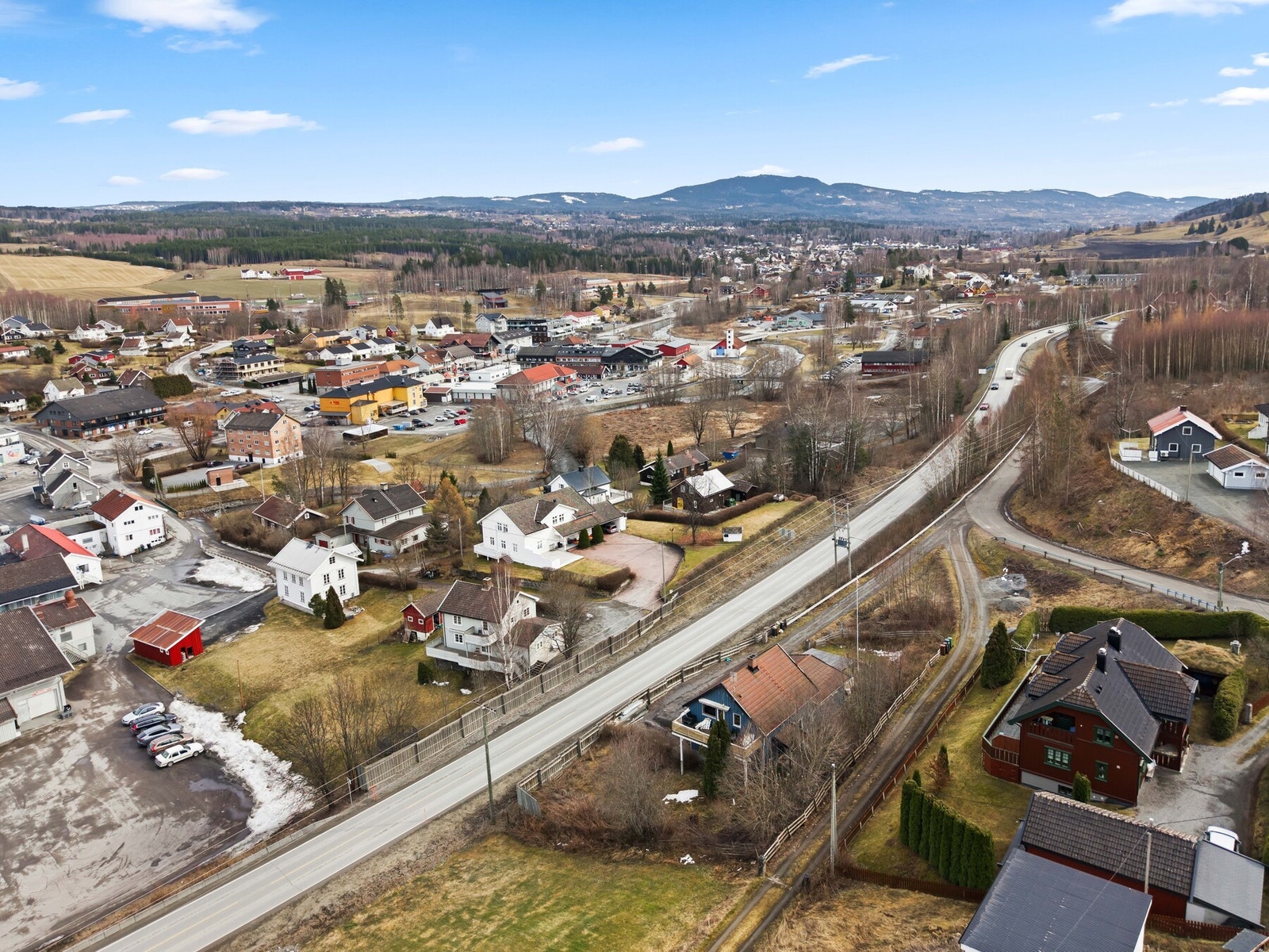 Togstasjonen med hyppige avganger både til Oslo og Gjøvik ligger på Jaren ca. 4,8 km fra eiendommen. Galleribilde