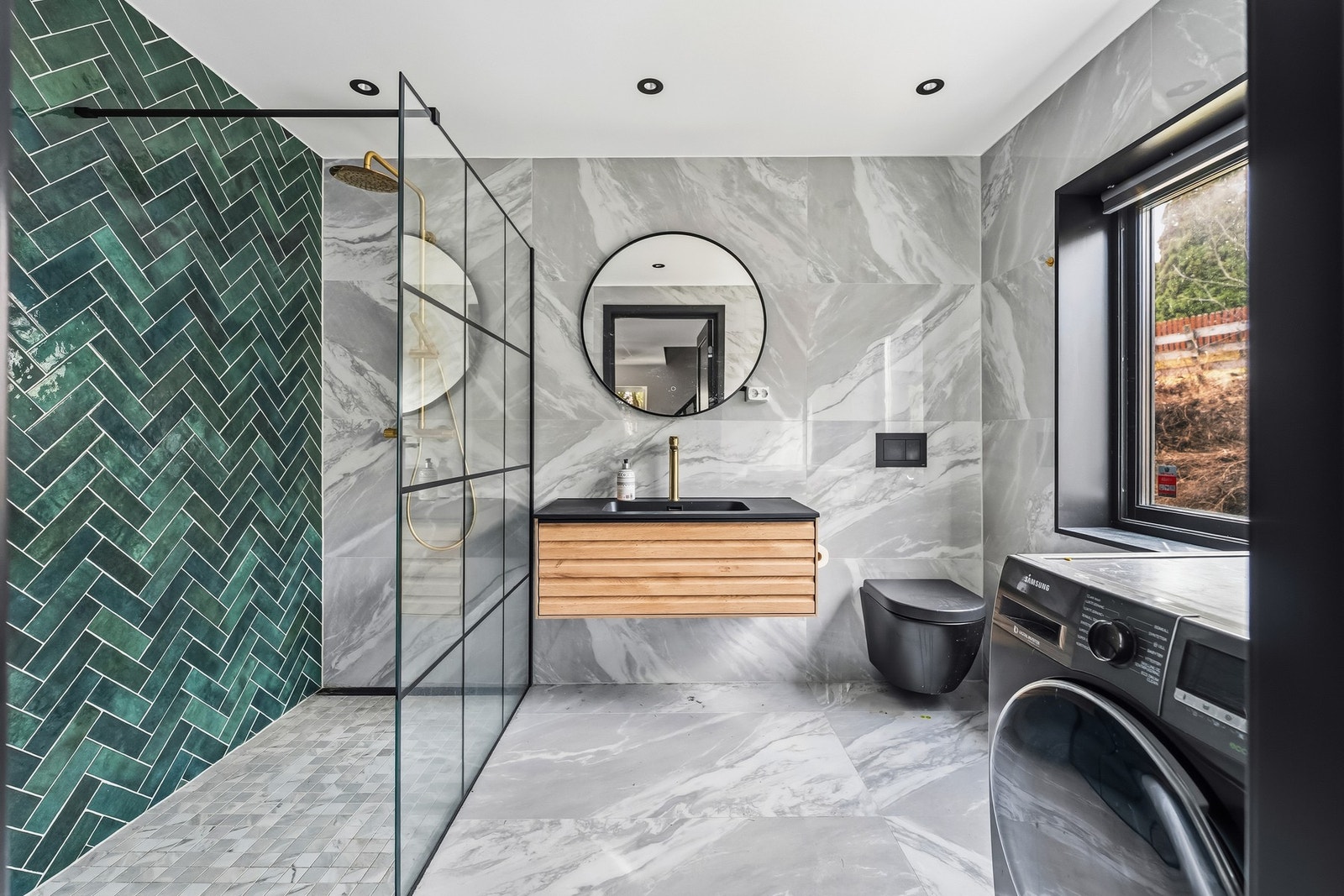 Badet er nyetablert i 2024 og holder en gjennomgående moderne standard med flislagte gulv og vegger, samt malte, glatte flater i himling. Galleribilde