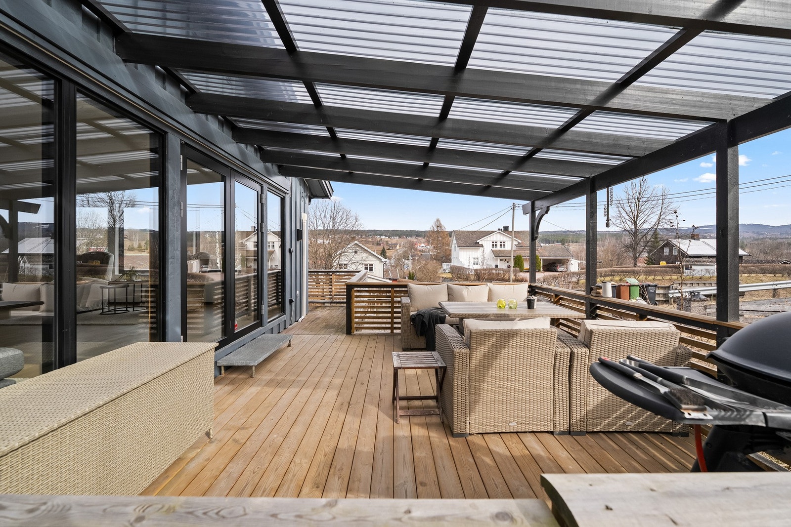 Fra stuen er det direkte utgang til en stor, overbygget terrasse som forlenger oppholdsarealet på en naturlig måte. Galleribilde