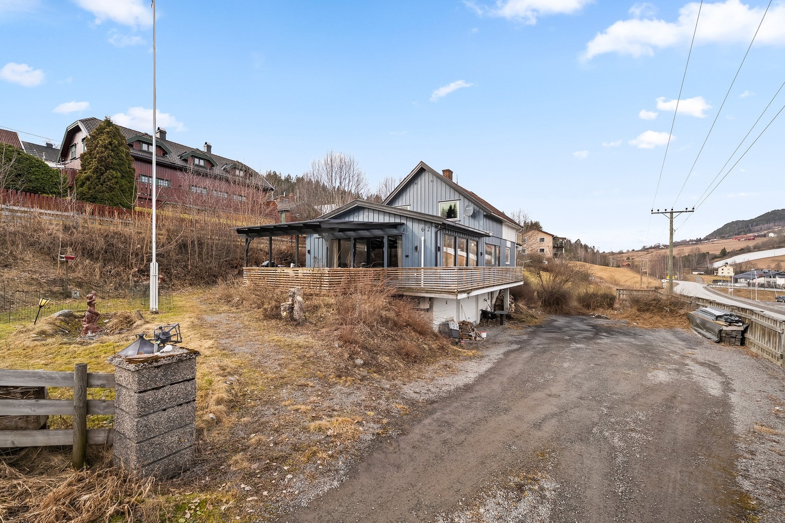 Lett adkomst med gode parkeringsforhold på egen tomt. Galleribilde