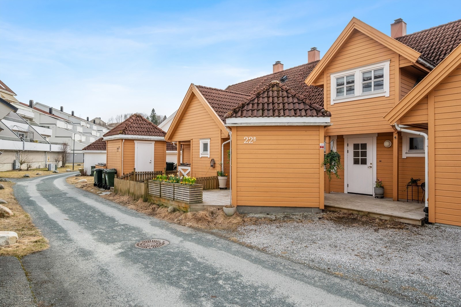 Her er det pent opparbeidet uteområder med blant annet grøntareal, lekeplasser og internveier. Det er også svært lite trafikk inne på selve området Galleribilde