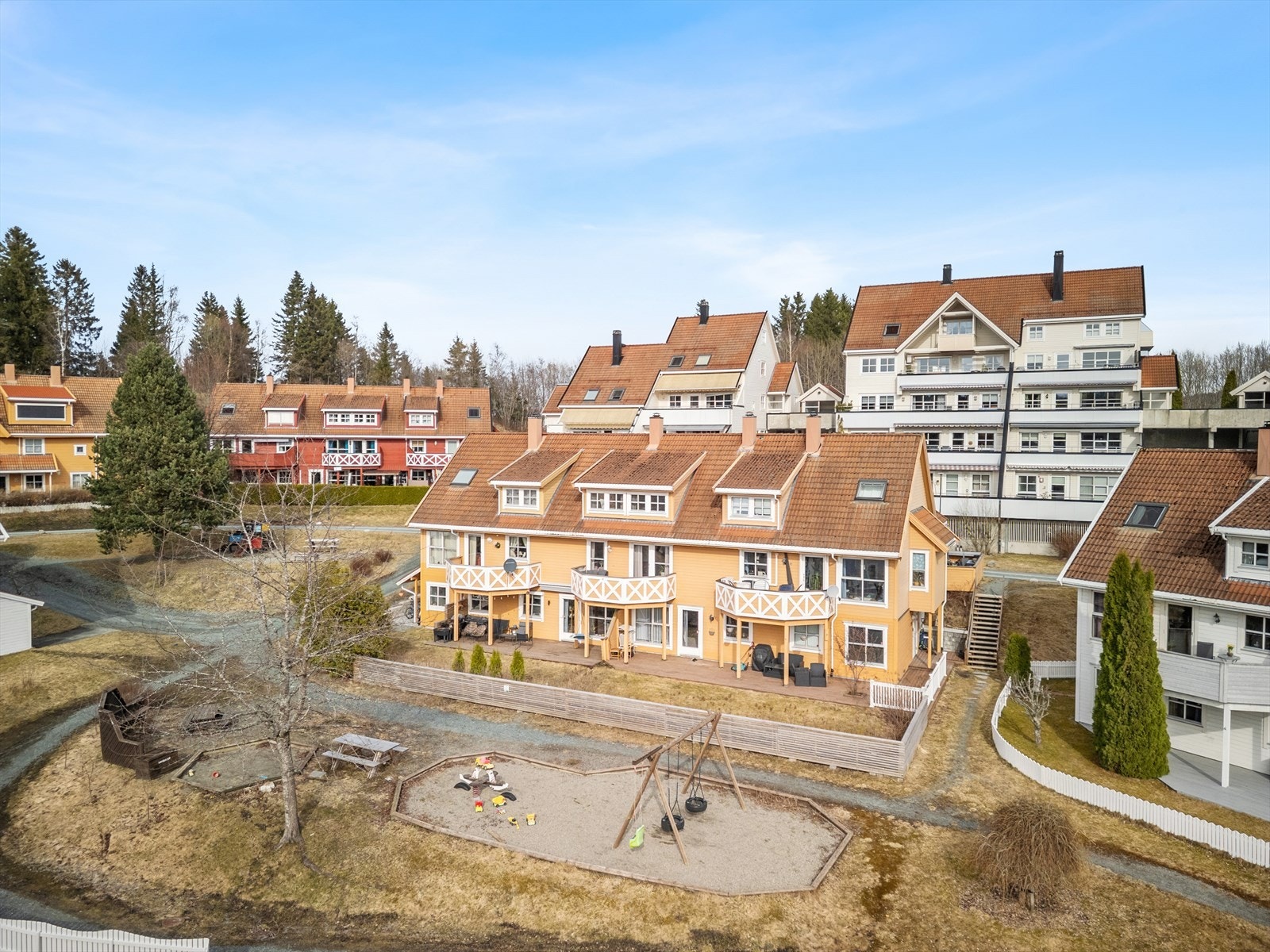 Parkeringsplass i p-hus med elbillader. Parkeringsplassen ligger gunstig til mtp. boligen Galleribilde