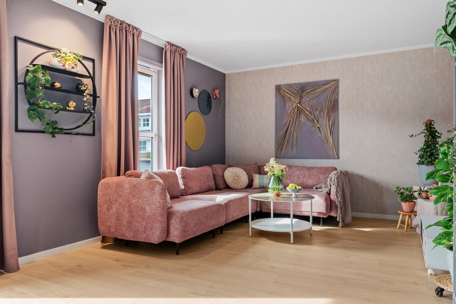 Selve leiligheten går over to plan og har en praktisk og innholdsrik planløsning Galleribilde