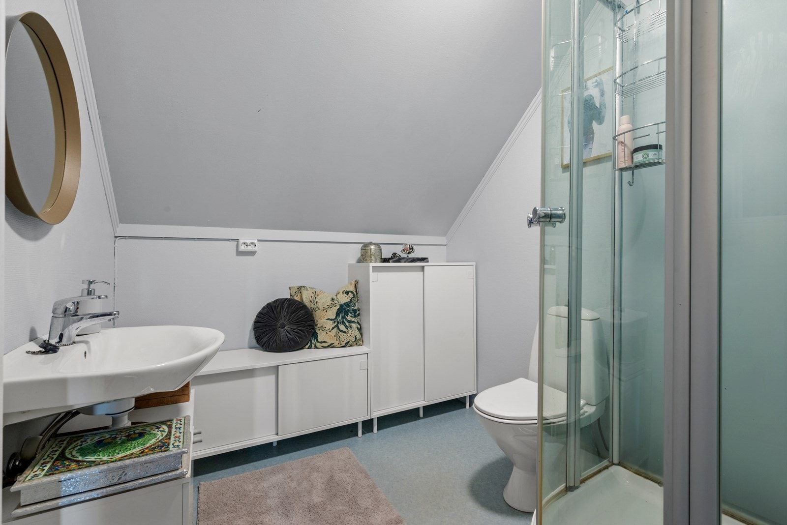 Leiligheten har to bad - ett i hver etasje Galleribilde