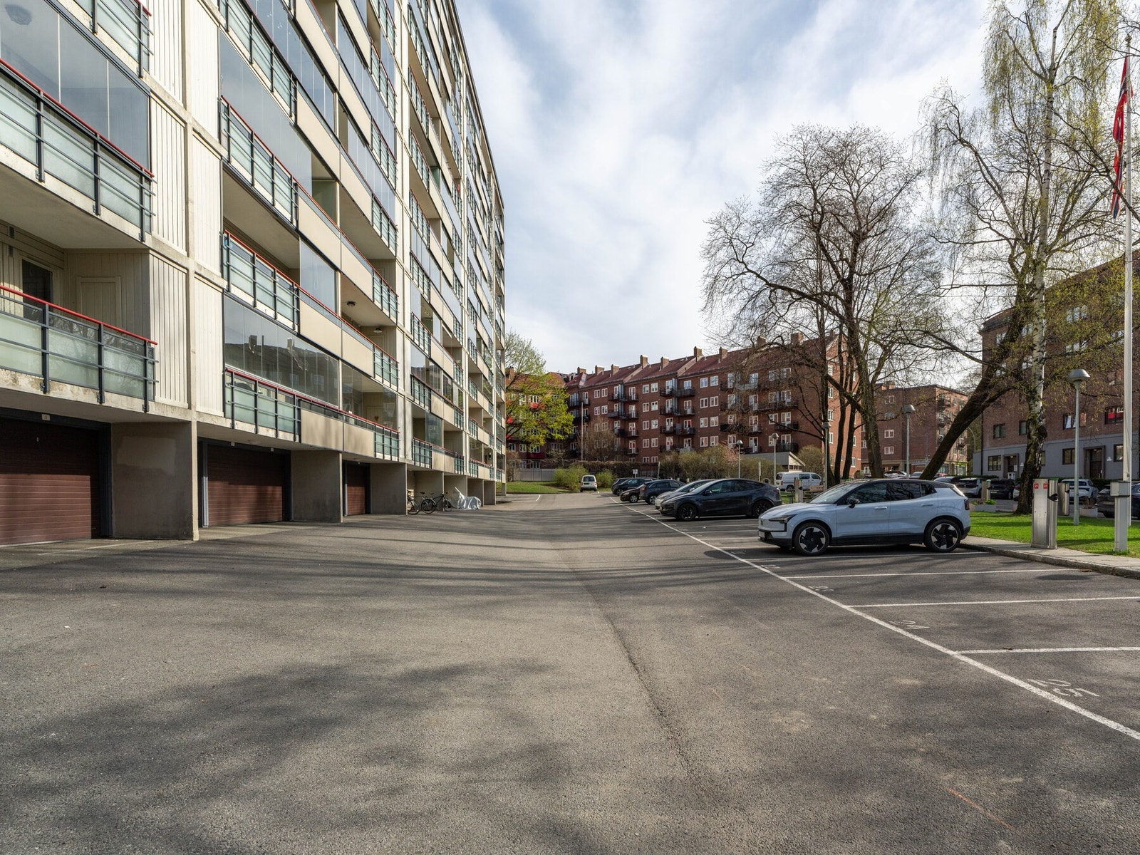 Borettslaget har parkeringsplasser og garasjeplasser til utleie. Se salgsoppgave for mer info. Galleribilde