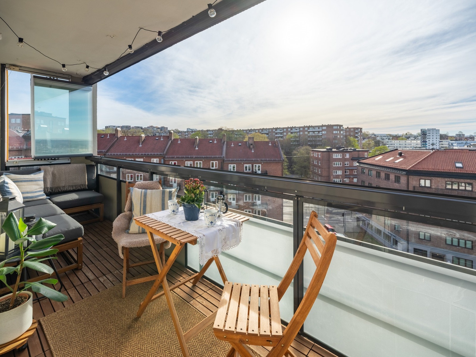 Balkongen vender mot sydøst, og byr på herlige solforhold. Her titter solen frem den står opp og er på besøk frem til ca. 16:00 på sommeren. Galleribilde