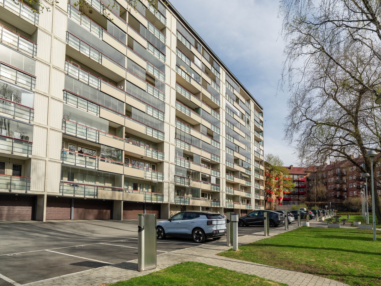 Nærområdet rundt boligen er både frodig og grønt, i tillegg til at det er gangavstand til absolutt alt. Galleribilde